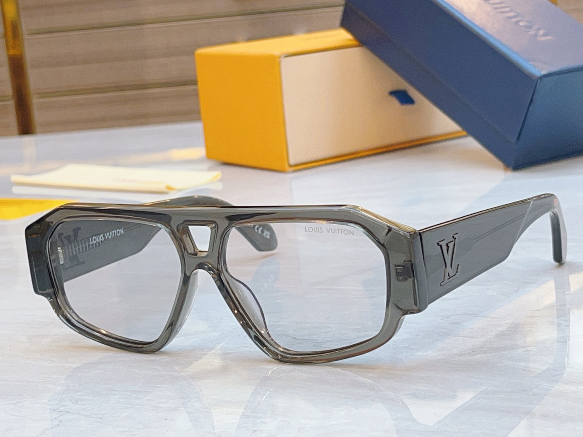 ，【LOUIS VUITTO*】路易*威登新款太阳镜，MODEL：Z2870W，SIZE：58口14-1
