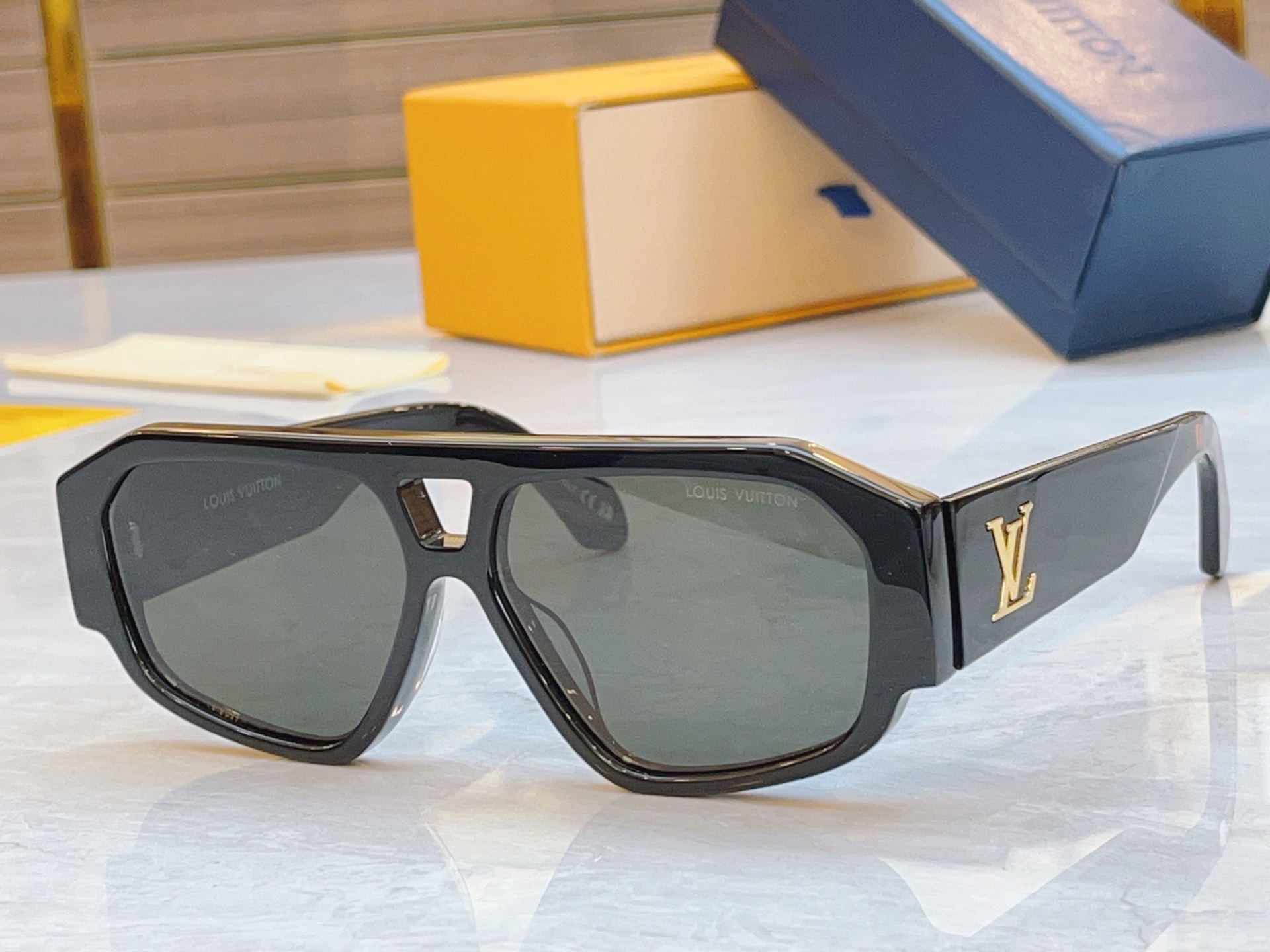 ，【LOUIS VUITTO*】路易*威登新款太阳镜，MODEL：Z2870W，SIZE：58口14-1