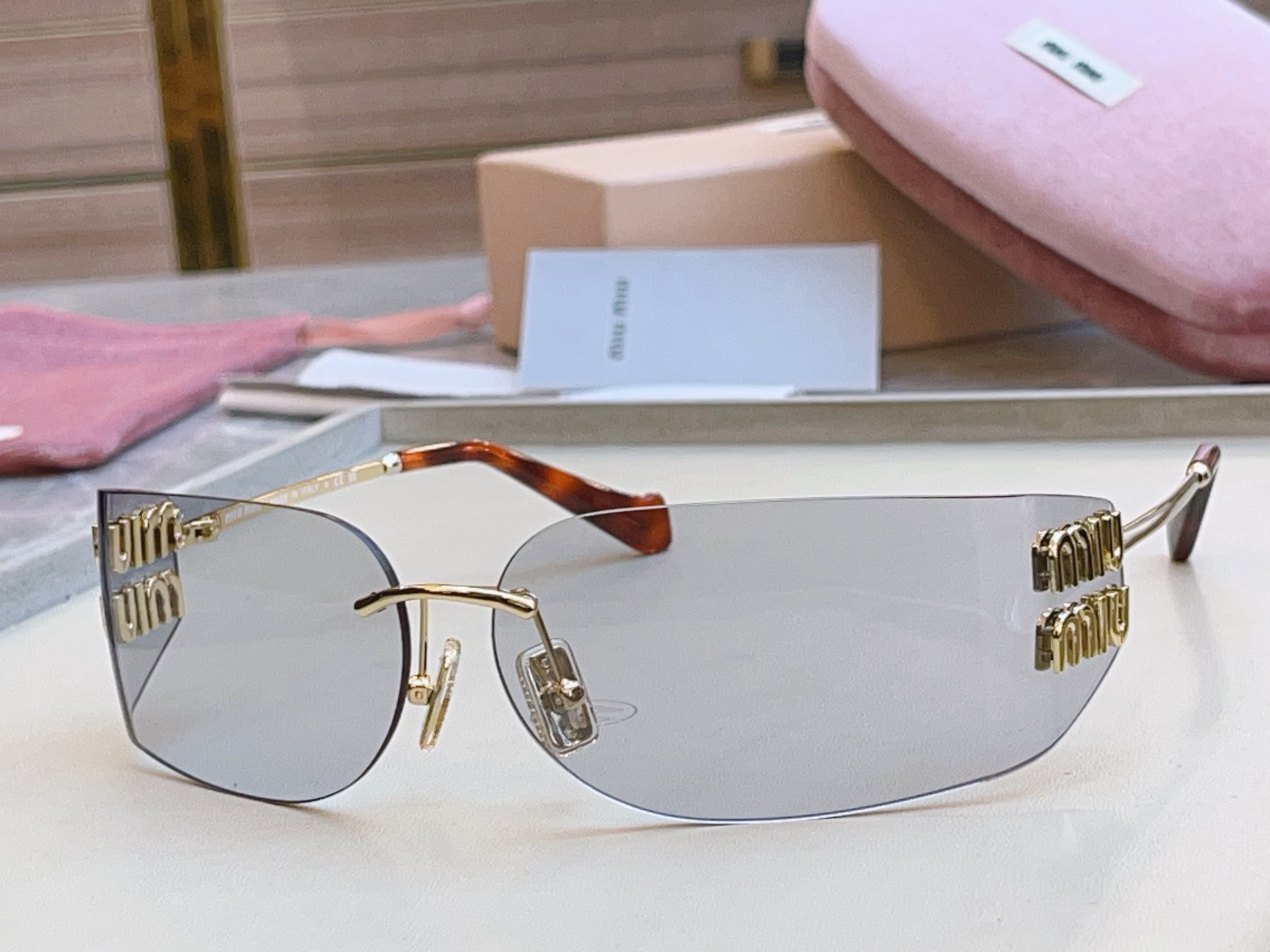 ，【MIUMI*】缪*缪新款太阳镜🕶️，高版本✨✨，Mod:SMU 51Y，SIZE:74口14-110