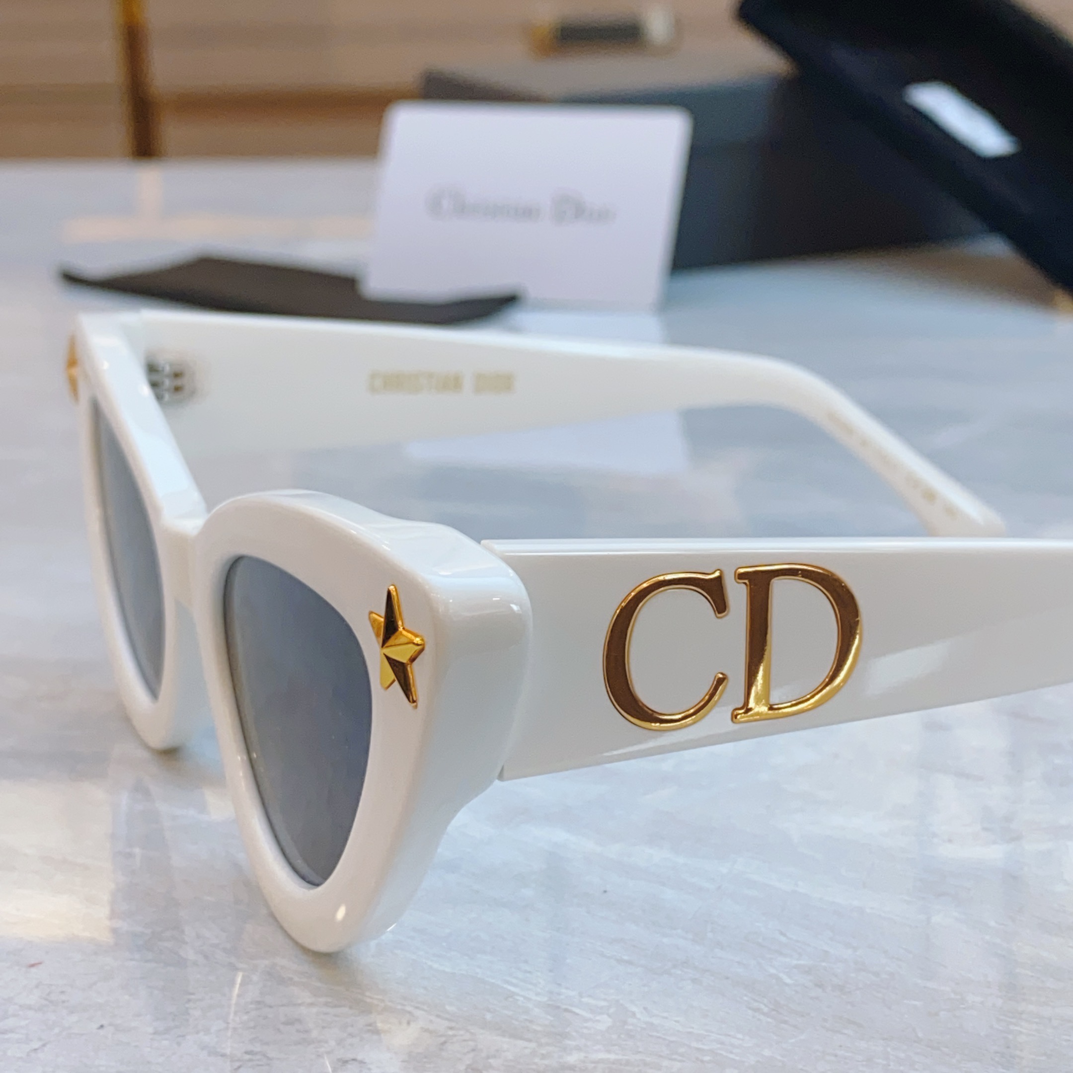 ，【DIO* 】迪*奥新款太阳镜，
MODEL：DSGTA15UCR，SIZE：55口22-142