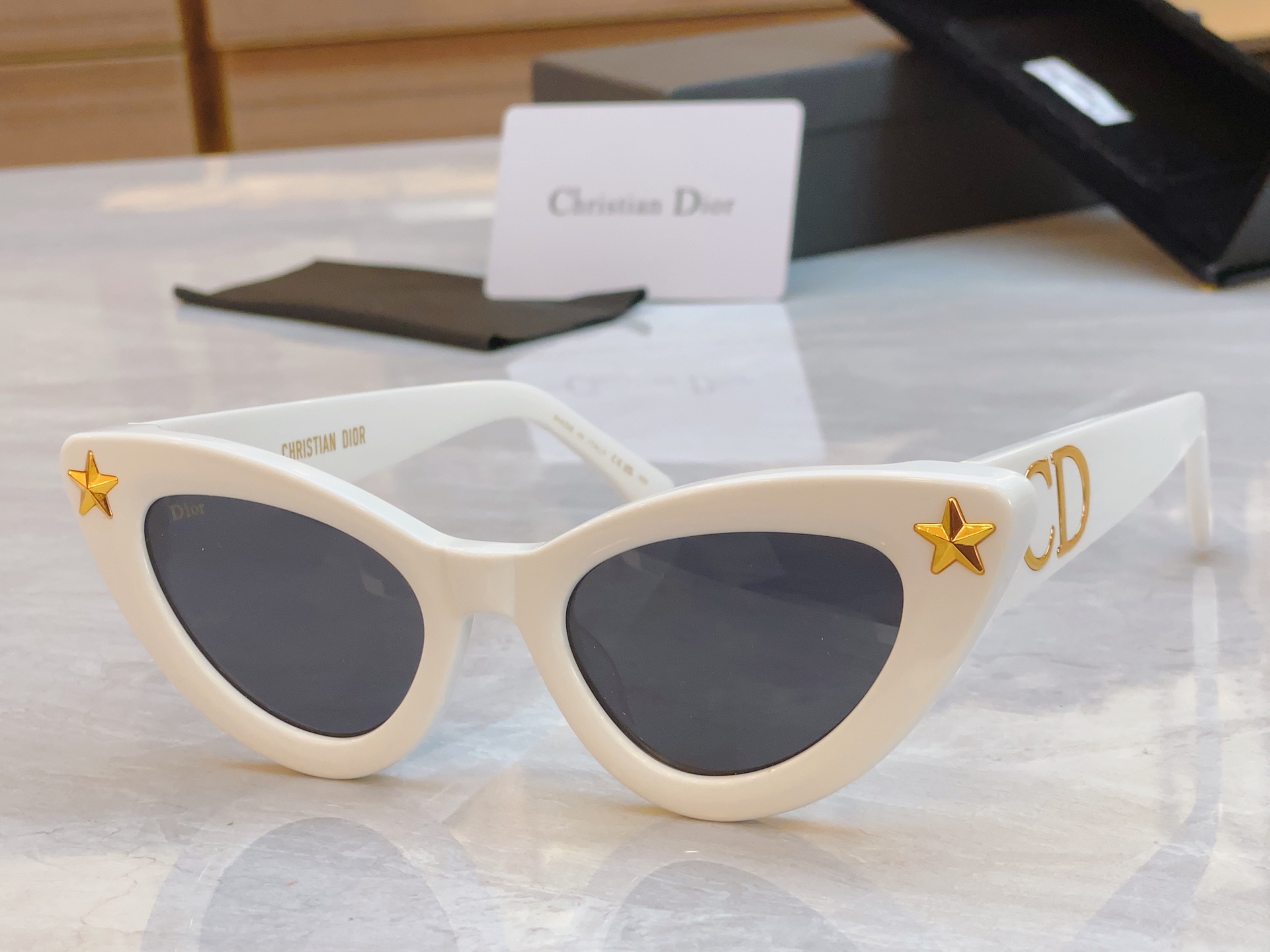 ，【DIO* 】迪*奥新款太阳镜，
MODEL：DSGTA15UCR，SIZE：55口22-142