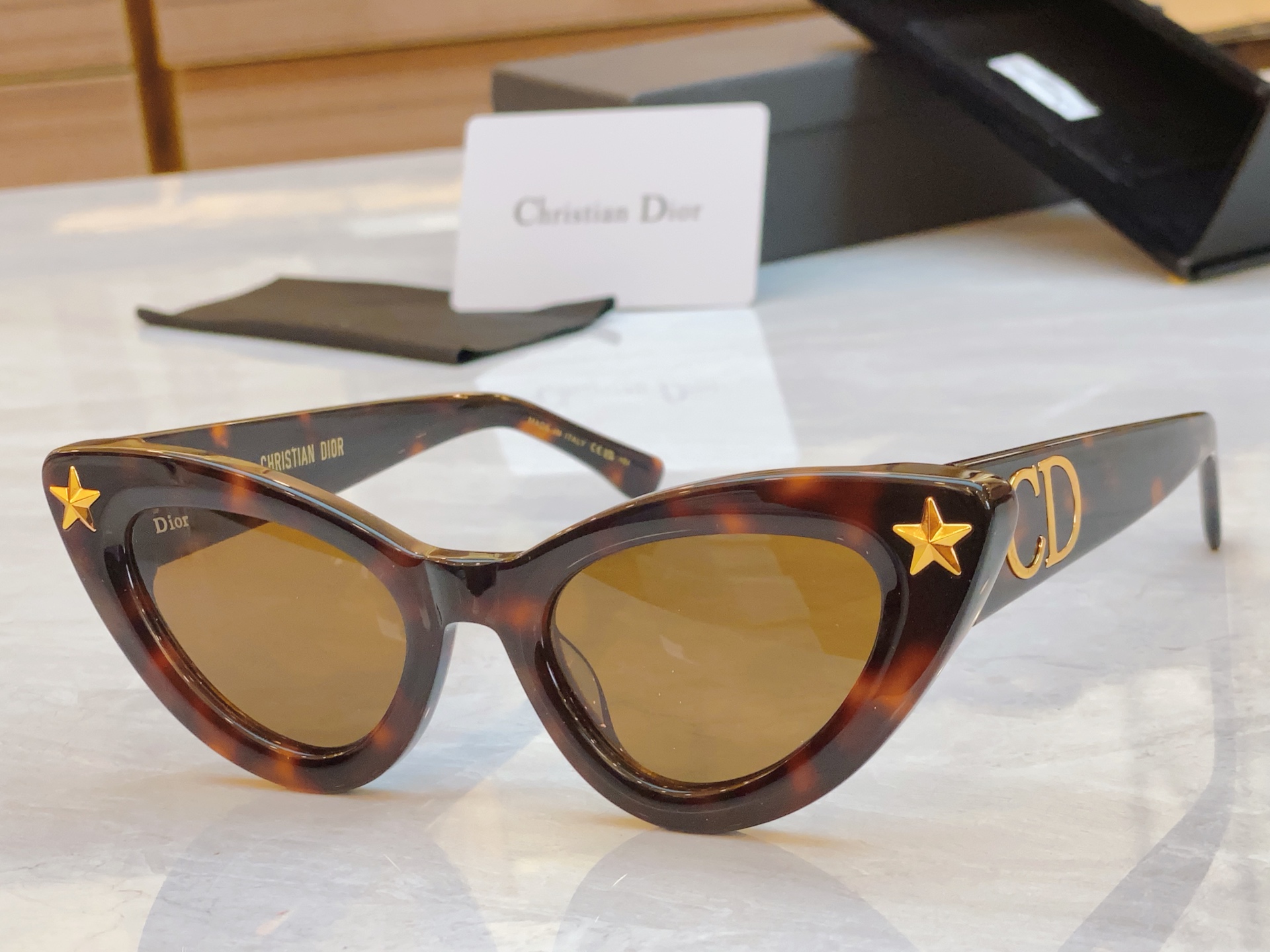 ，【DIO* 】迪*奥新款太阳镜，
MODEL：DSGTA15UCR，SIZE：55口22-142