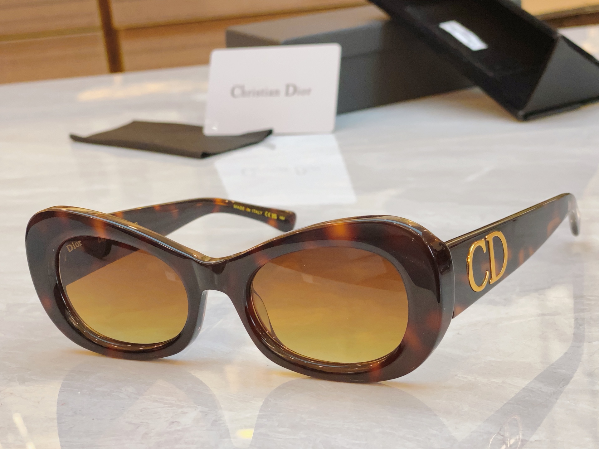 ，【DIO* 】迪*奥新款太阳镜，
MODEL：DSGTA13UCR，SIZE：54口21-142
