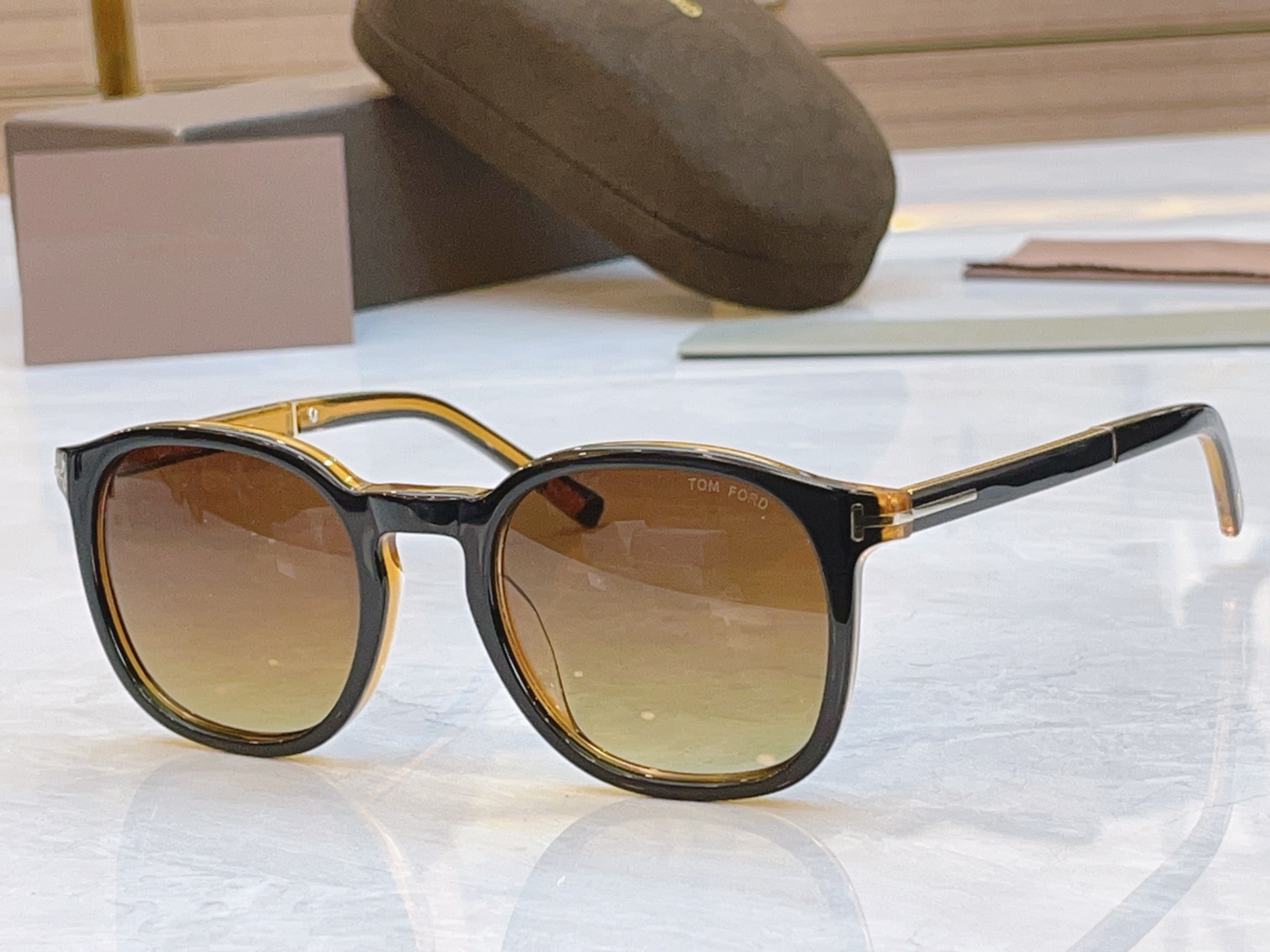 ，【TOM FOR*】汤姆*福特新款太阳镜🕶️，MODEL：FT1020-N，SIZE：52口21-14