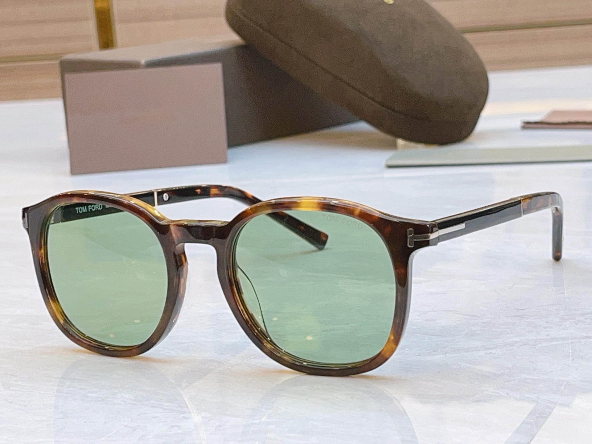 ，【TOM FOR*】汤姆*福特新款太阳镜🕶️，MODEL：FT1020-N，SIZE：52口21-14