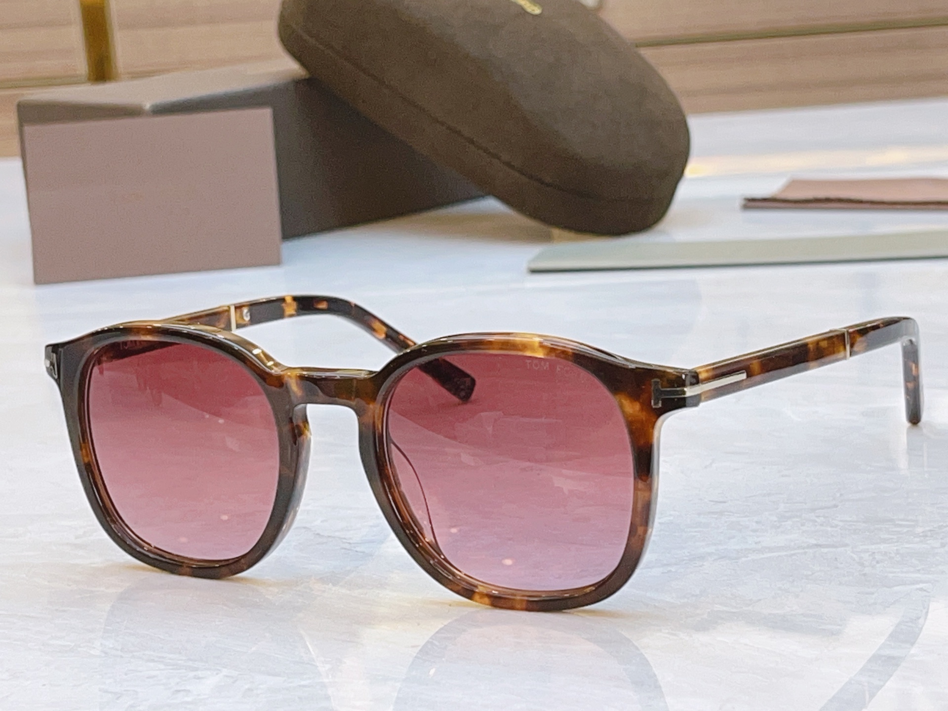 ，【TOM FOR*】汤姆*福特新款太阳镜🕶️，MODEL：FT1020-N，SIZE：52口21-14