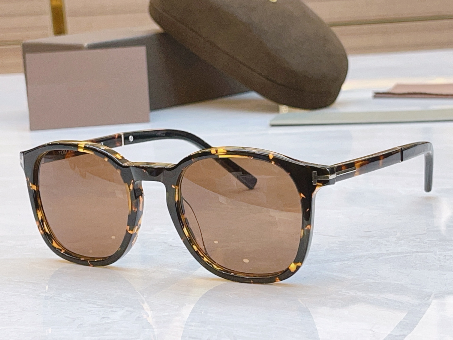 ，【TOM FOR*】汤姆*福特新款太阳镜🕶️，MODEL：FT1020-N，SIZE：52口21-14