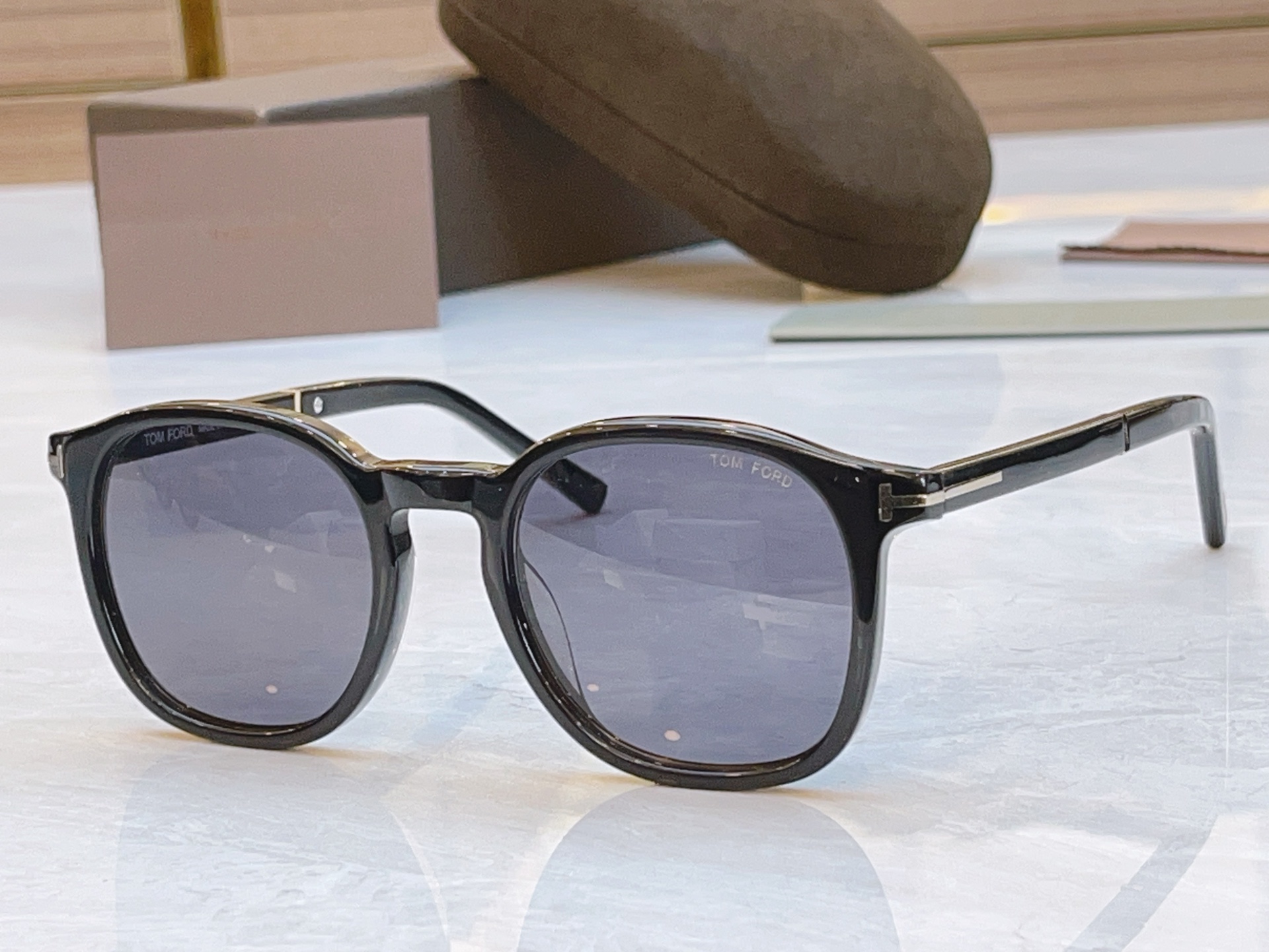 ，【TOM FOR*】汤姆*福特新款太阳镜🕶️，MODEL：FT1020-N，SIZE：52口21-14