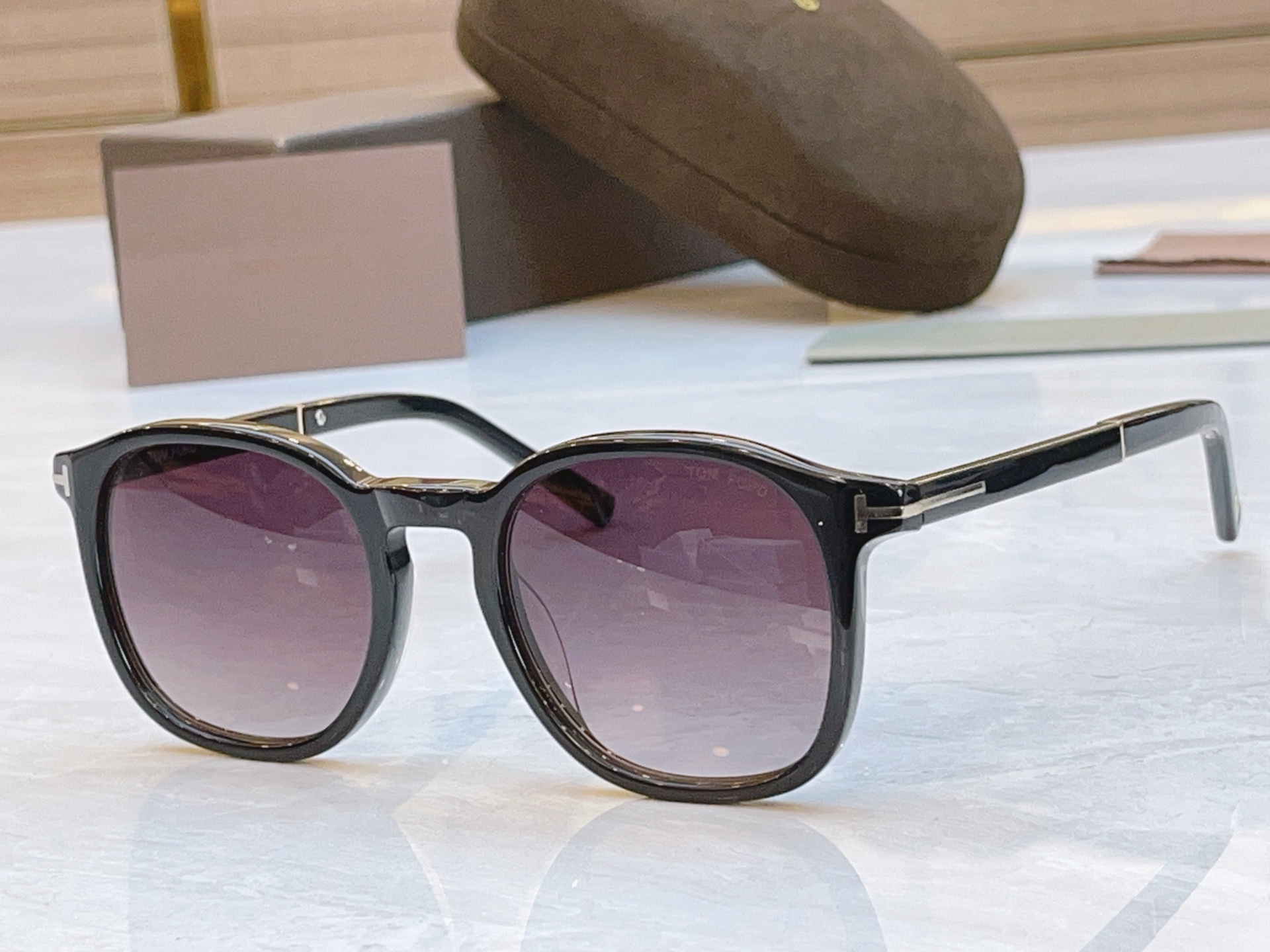 ，【TOM FOR*】汤姆*福特新款太阳镜🕶️，MODEL：FT1020-N，SIZE：52口21-14