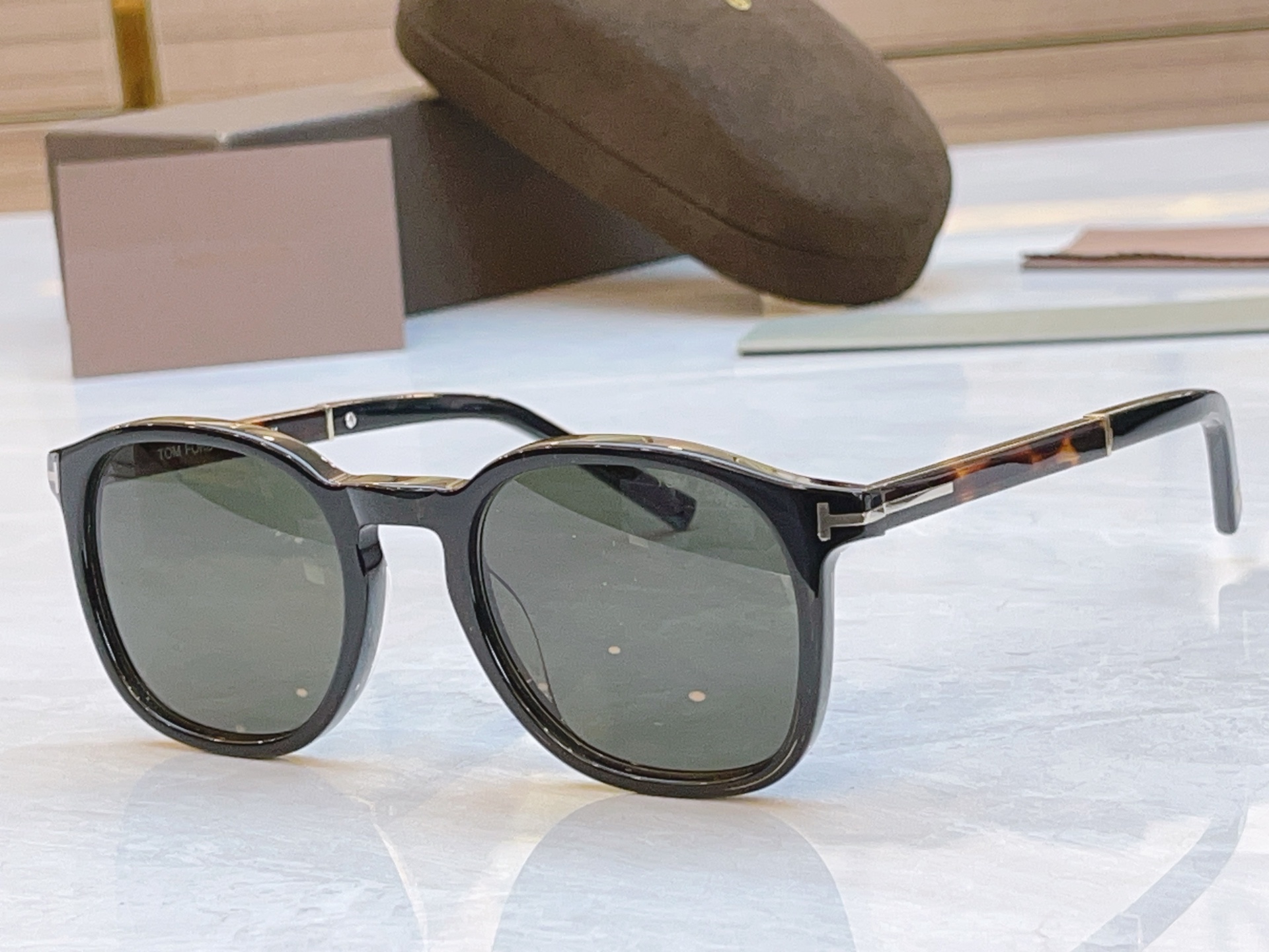 ，【TOM FOR*】汤姆*福特新款太阳镜🕶️，MODEL：FT1020-N，SIZE：52口21-14