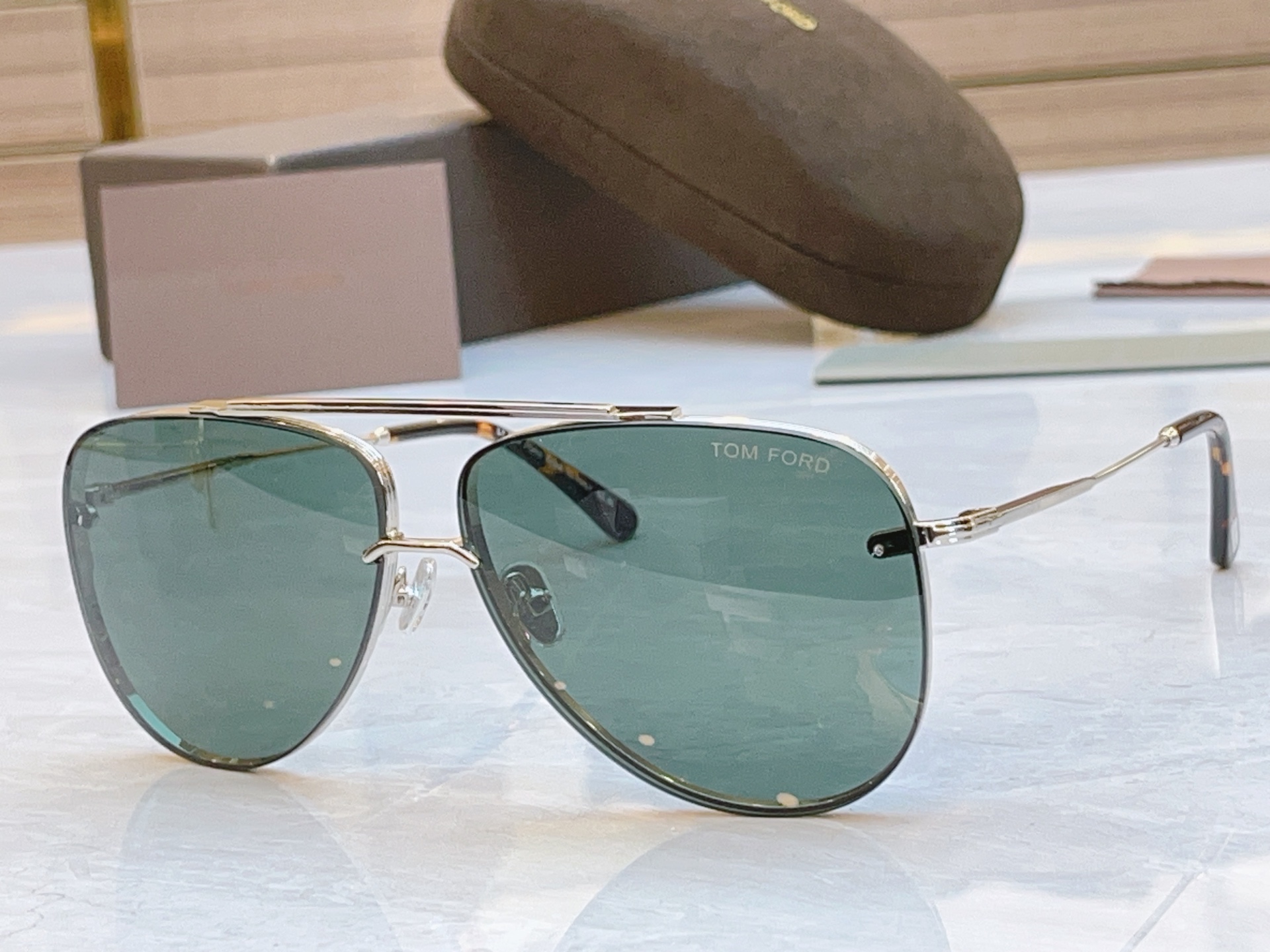 ，【TOM FOR*】汤姆*福特新款太阳镜🕶️，MODEL：FT1071，SIZE：62口12-145