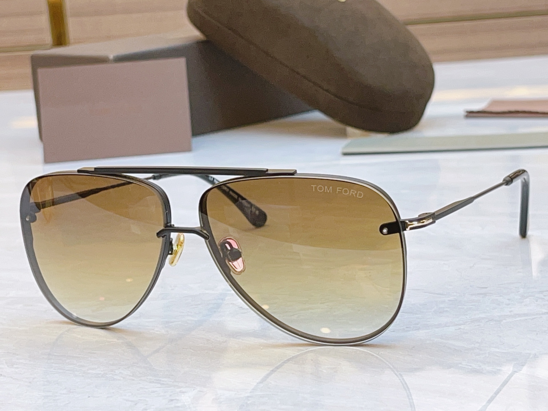 ，【TOM FOR*】汤姆*福特新款太阳镜🕶️，MODEL：FT1071，SIZE：62口12-145