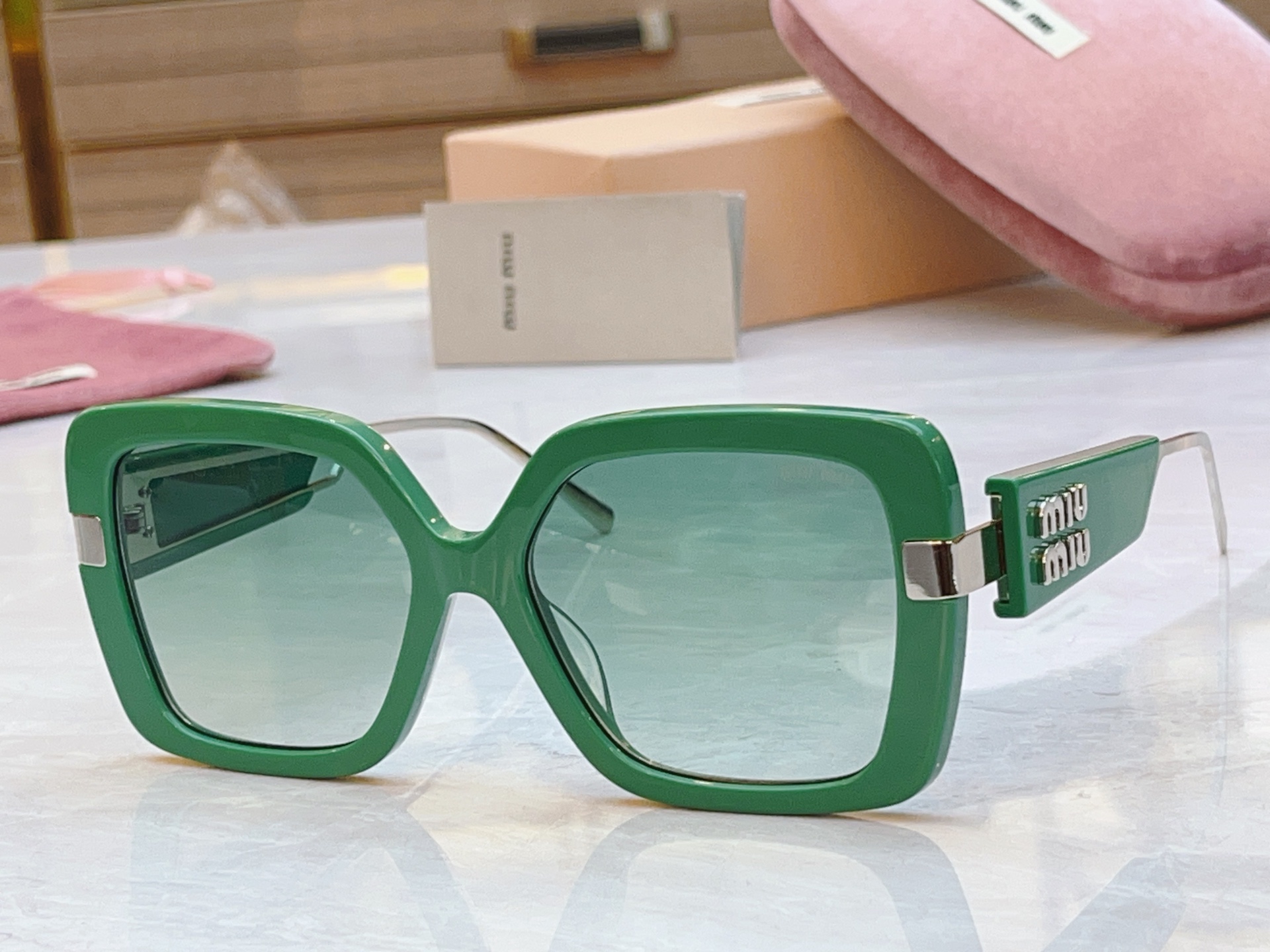 ，【MIUMI*】缪*缪新款太阳镜，ModMU 131AV，SIZE55-17-142