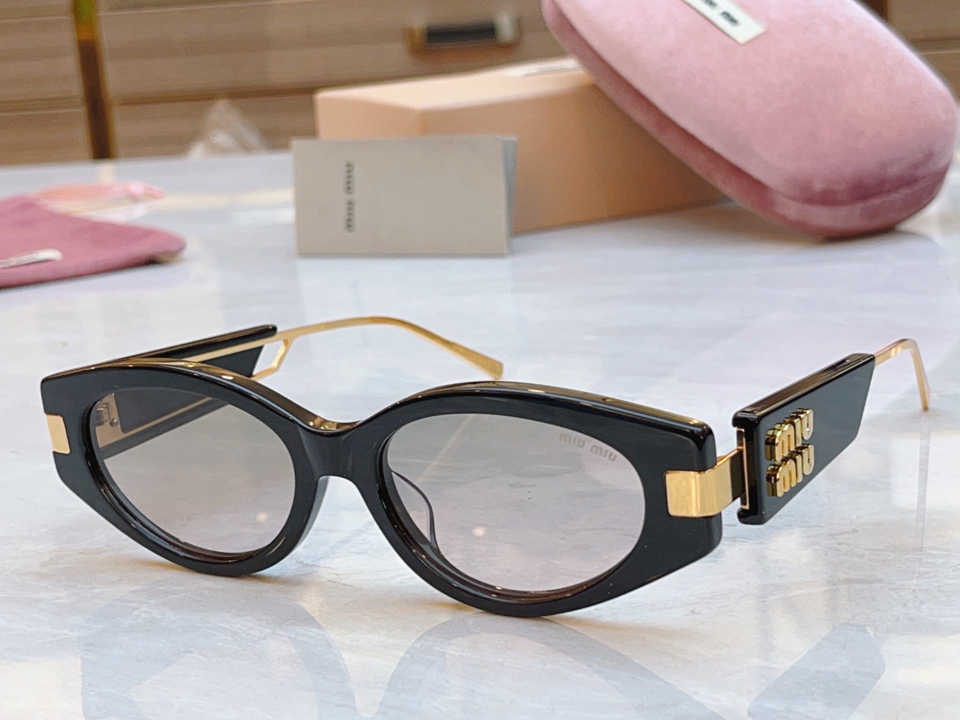 ，【MIUMI*】缪*缪新款太阳镜，ModMU 130AV，SIZE52-17-142