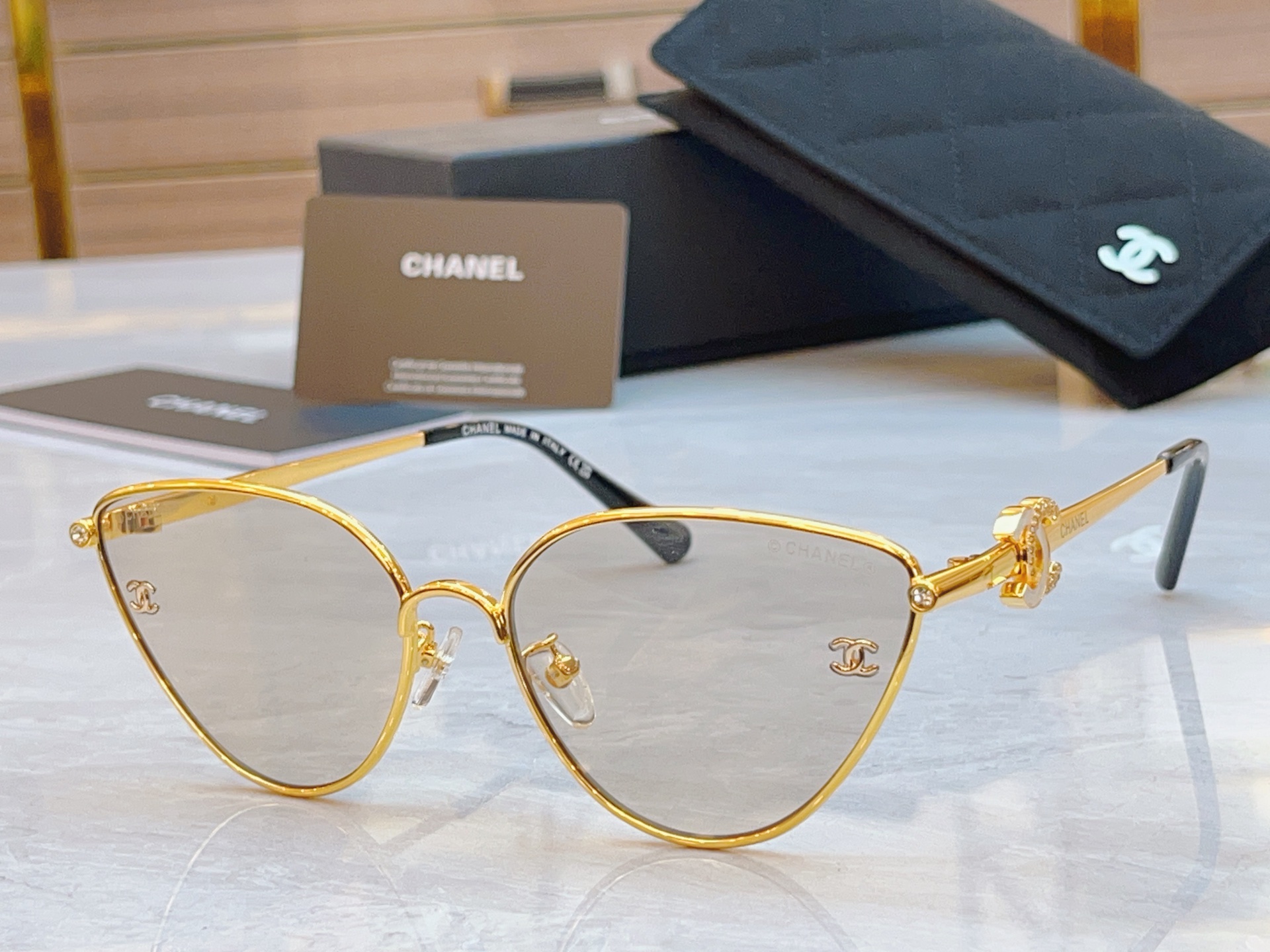 ，【CHANE*】香奈儿新款太阳镜🕶️🕶️，MODEL：CH8831，SIZE：57口17-145
