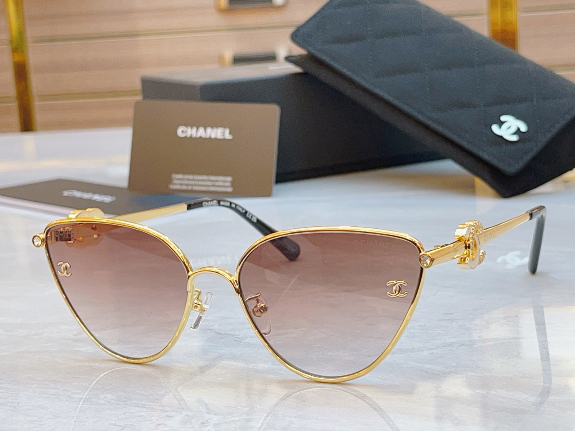 ，【CHANE*】香奈儿新款太阳镜🕶️🕶️，MODEL：CH8831，SIZE：57口17-145