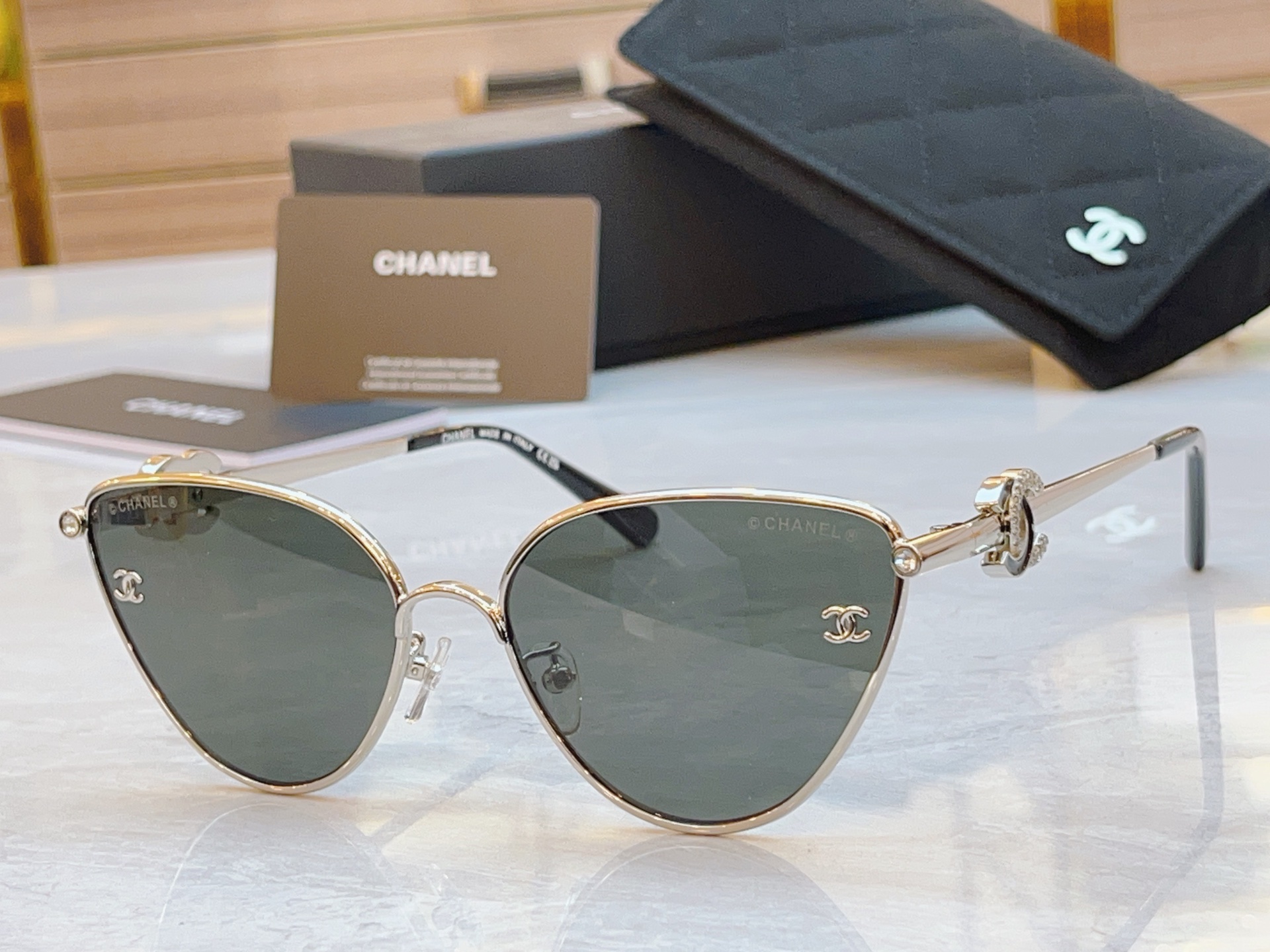 ，【CHANE*】香奈儿新款太阳镜🕶️🕶️，MODEL：CH8831，SIZE：57口17-145