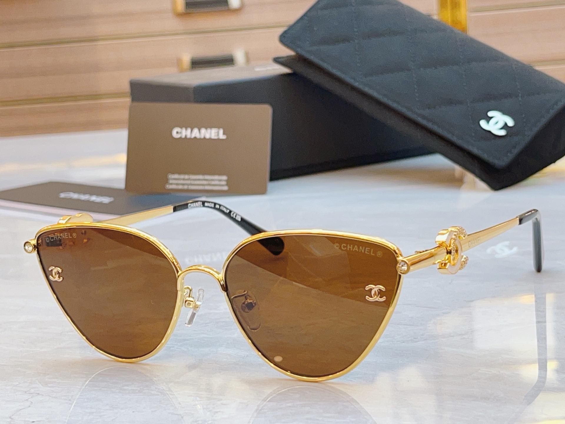 ，【CHANE*】香奈儿新款太阳镜🕶️🕶️，MODEL：CH8831，SIZE：57口17-145