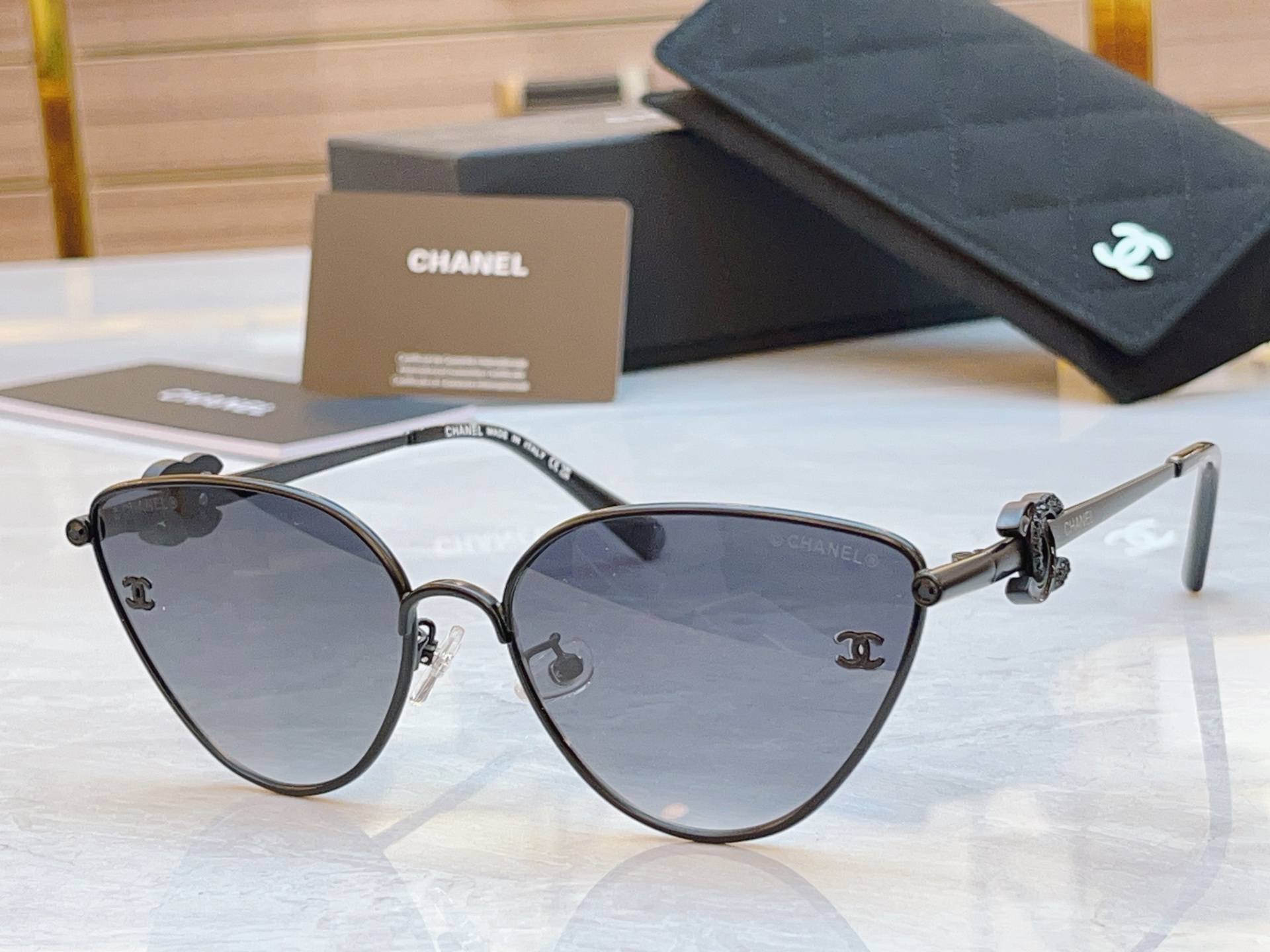 ，【CHANE*】香奈儿新款太阳镜🕶️🕶️，MODEL：CH8831，SIZE：57口17-145