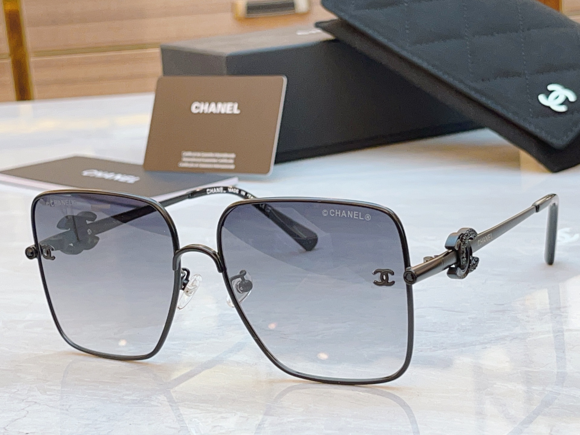，【CHANE*】香奈儿新款太阳镜🕶️🕶️，MODEL：CH8830，SIZE：60口17-145
