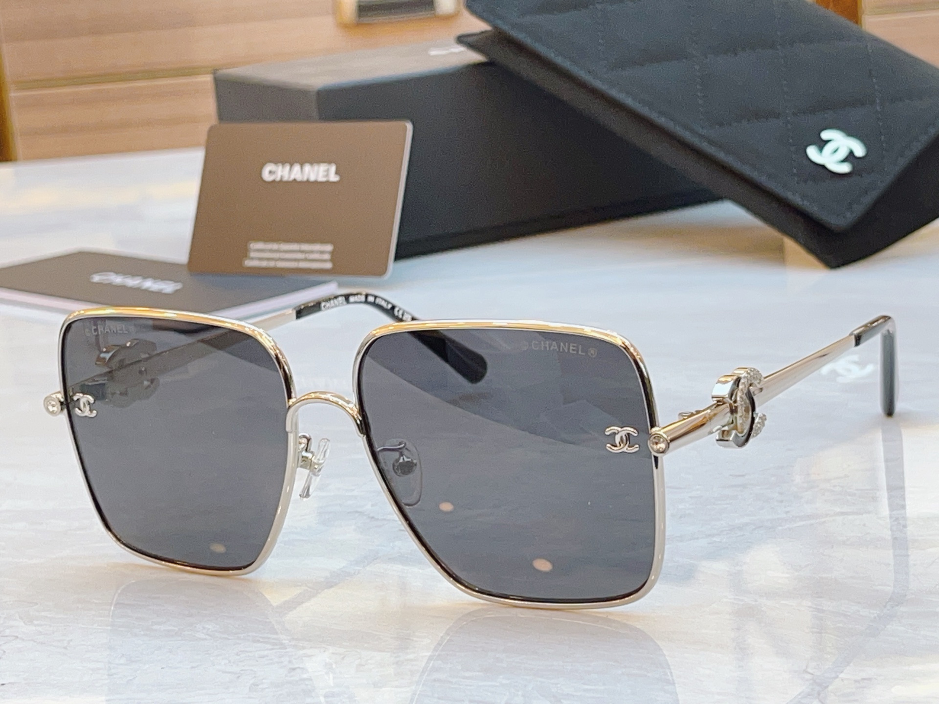 ，【CHANE*】香奈儿新款太阳镜🕶️🕶️，MODEL：CH8830，SIZE：60口17-145