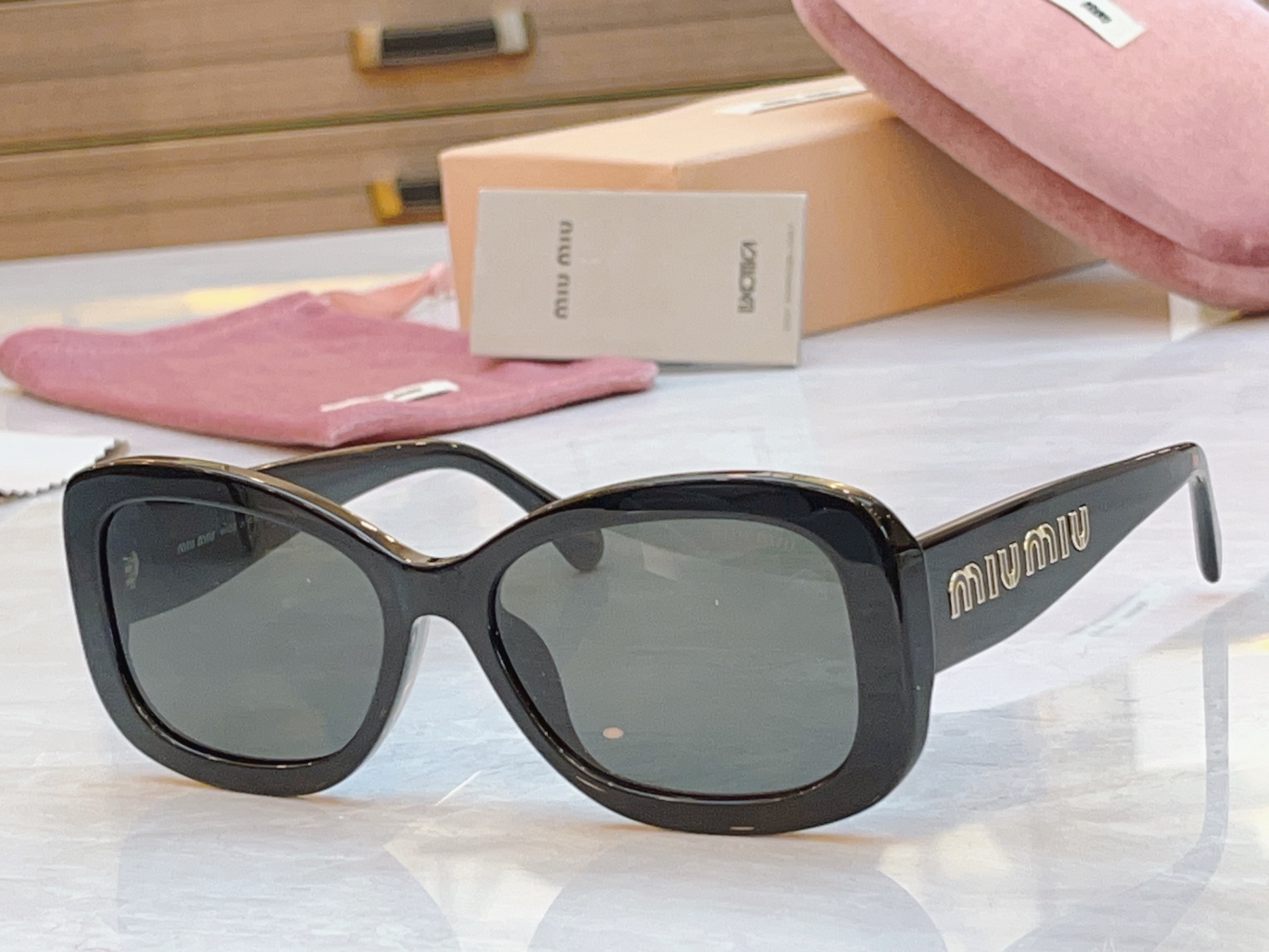 ，【MIUMI*】缪*缪新款太阳镜🕶️，ModSMU 084Z，SIZE55口18-135