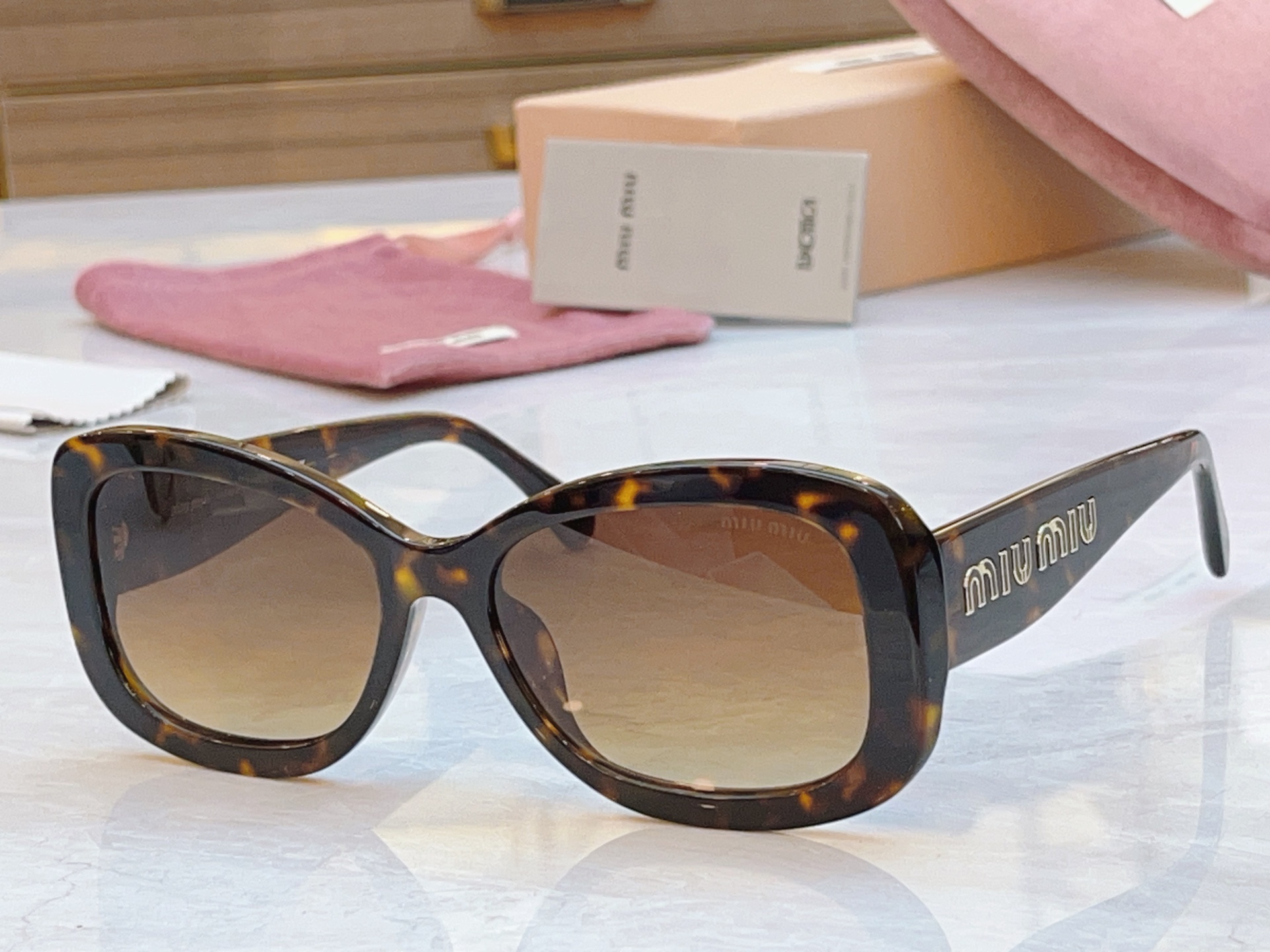 ，【MIUMI*】缪*缪新款太阳镜🕶️，ModSMU 084Z，SIZE55口18-135