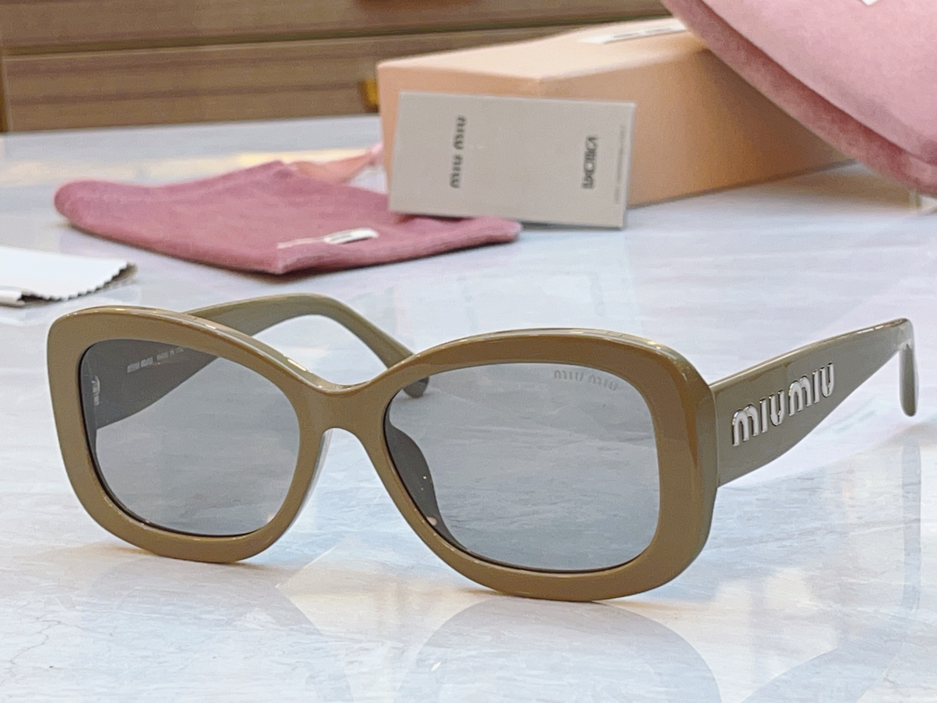 ，【MIUMI*】缪*缪新款太阳镜🕶️，ModSMU 084Z，SIZE55口18-135