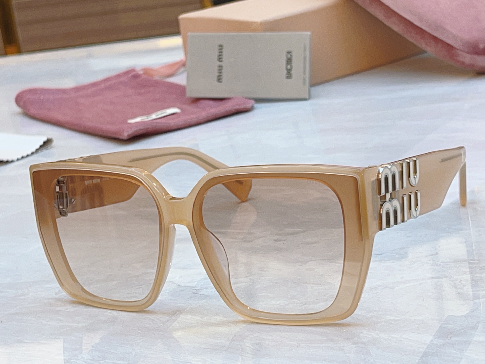 ，【MIUMI*】缪*缪新款太阳镜🕶️，ModSMU 081Z，SIZE56口18-135
