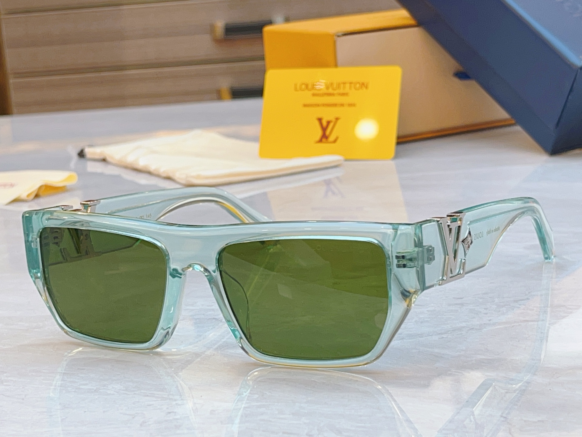 ，【LOUIS VUITTO*】路易*威登新款太阳镜，MODEL：Z2873U，SIZE：57口18-1