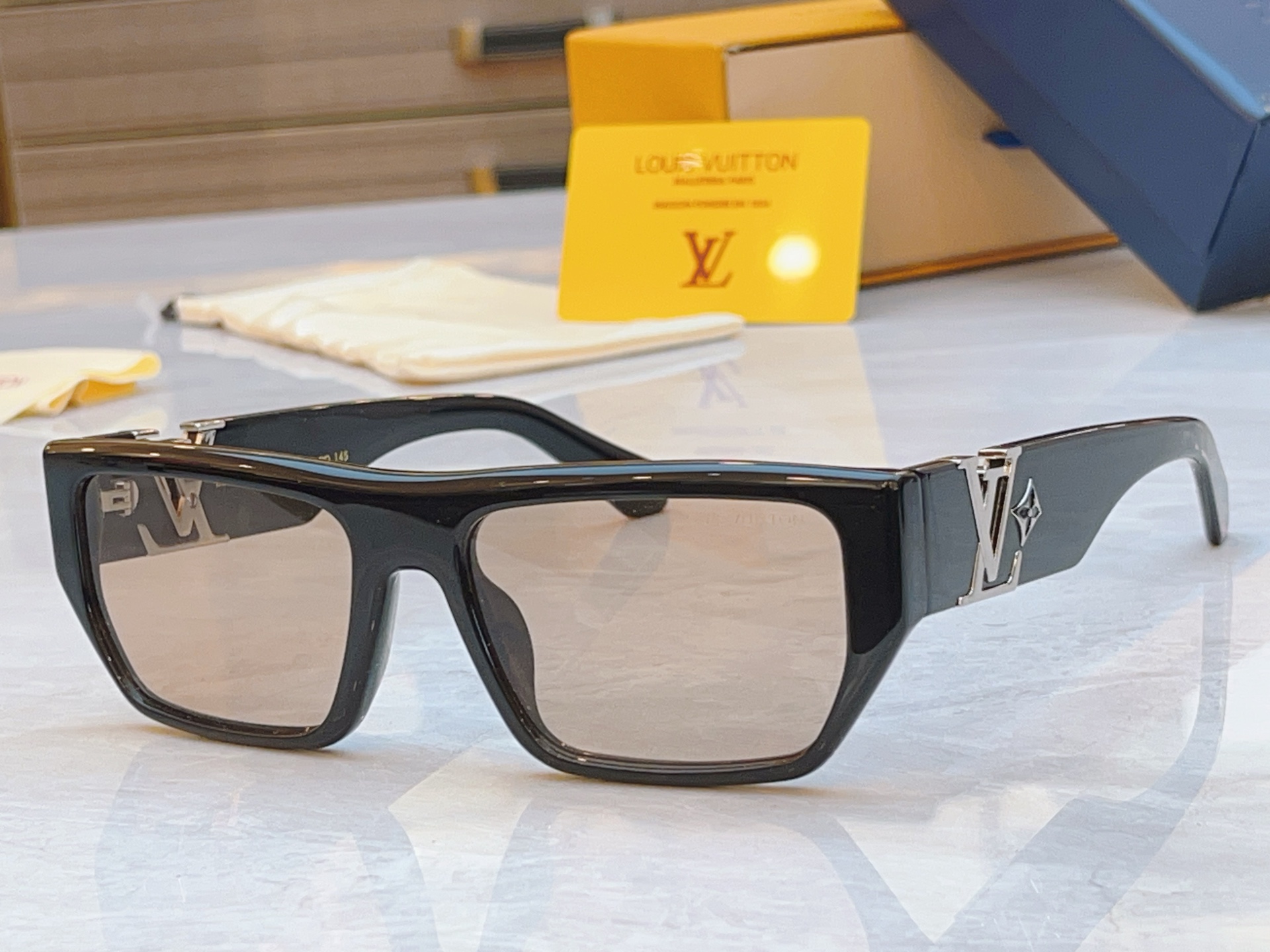 ，【LOUIS VUITTO*】路易*威登新款太阳镜，MODEL：Z2873U，SIZE：57口18-1
