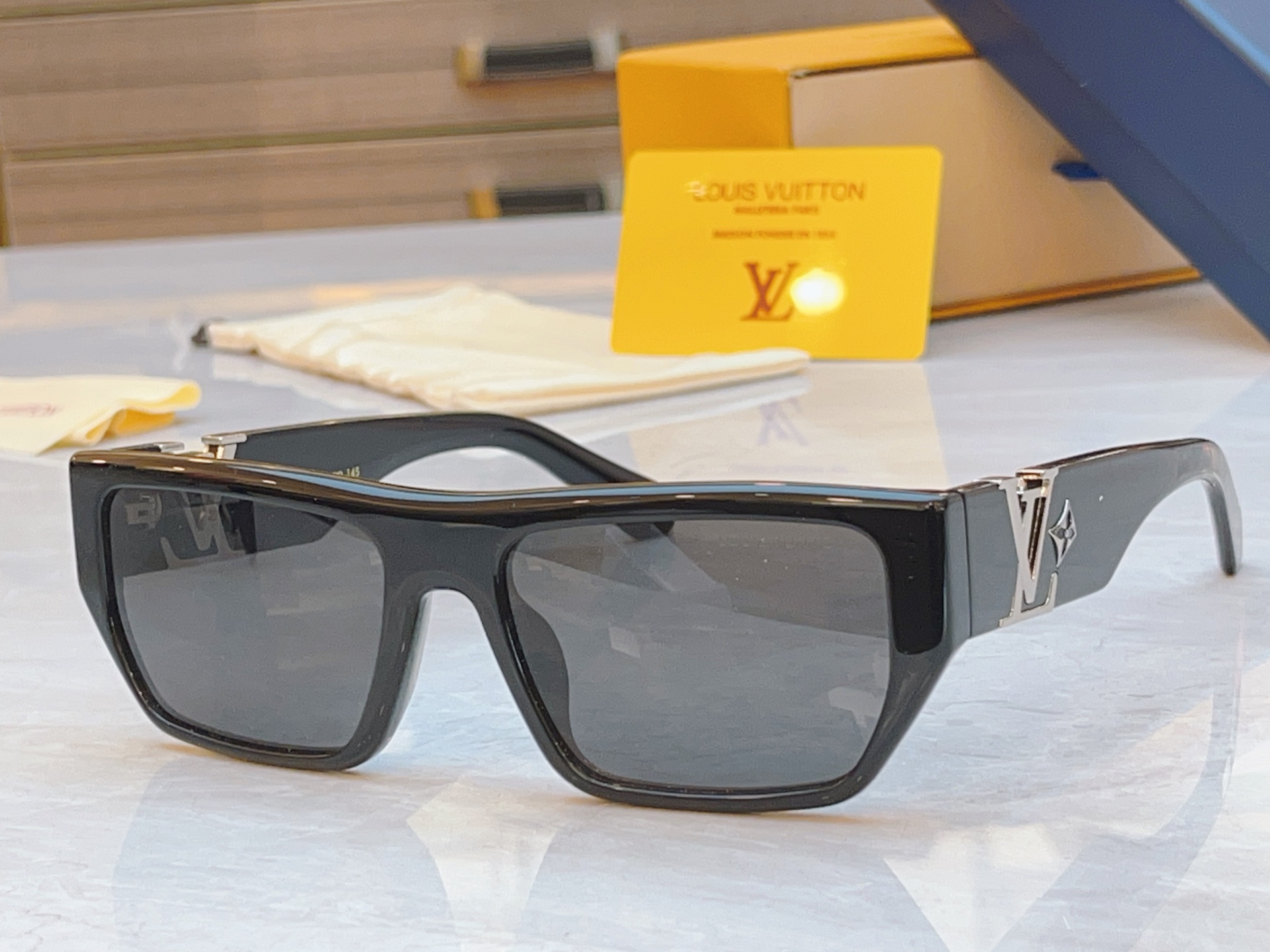 ，【LOUIS VUITTO*】路易*威登新款太阳镜，MODEL：Z2873U，SIZE：57口18-1