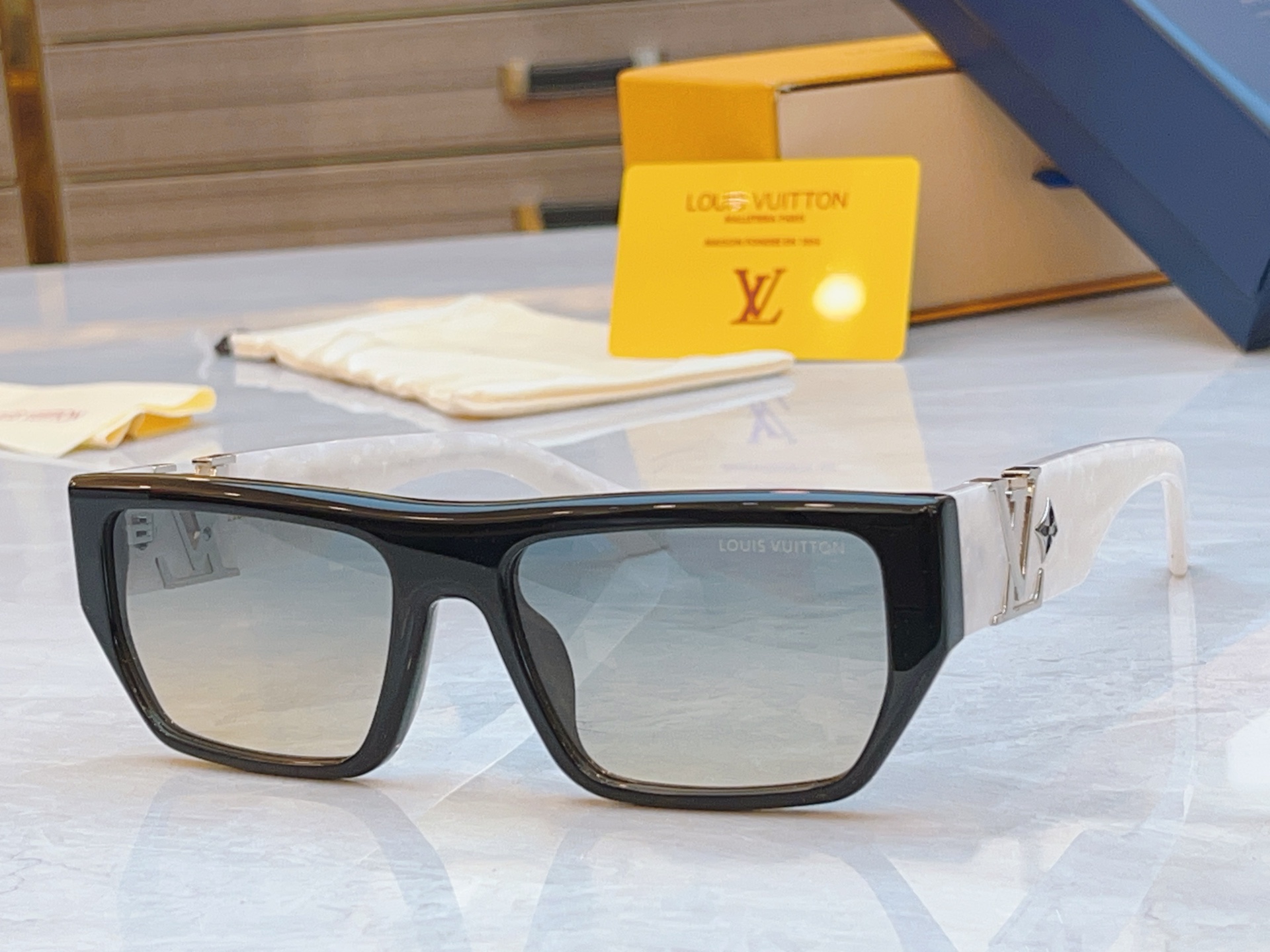 ，【LOUIS VUITTO*】路易*威登新款太阳镜，MODEL：Z2873U，SIZE：57口18-1