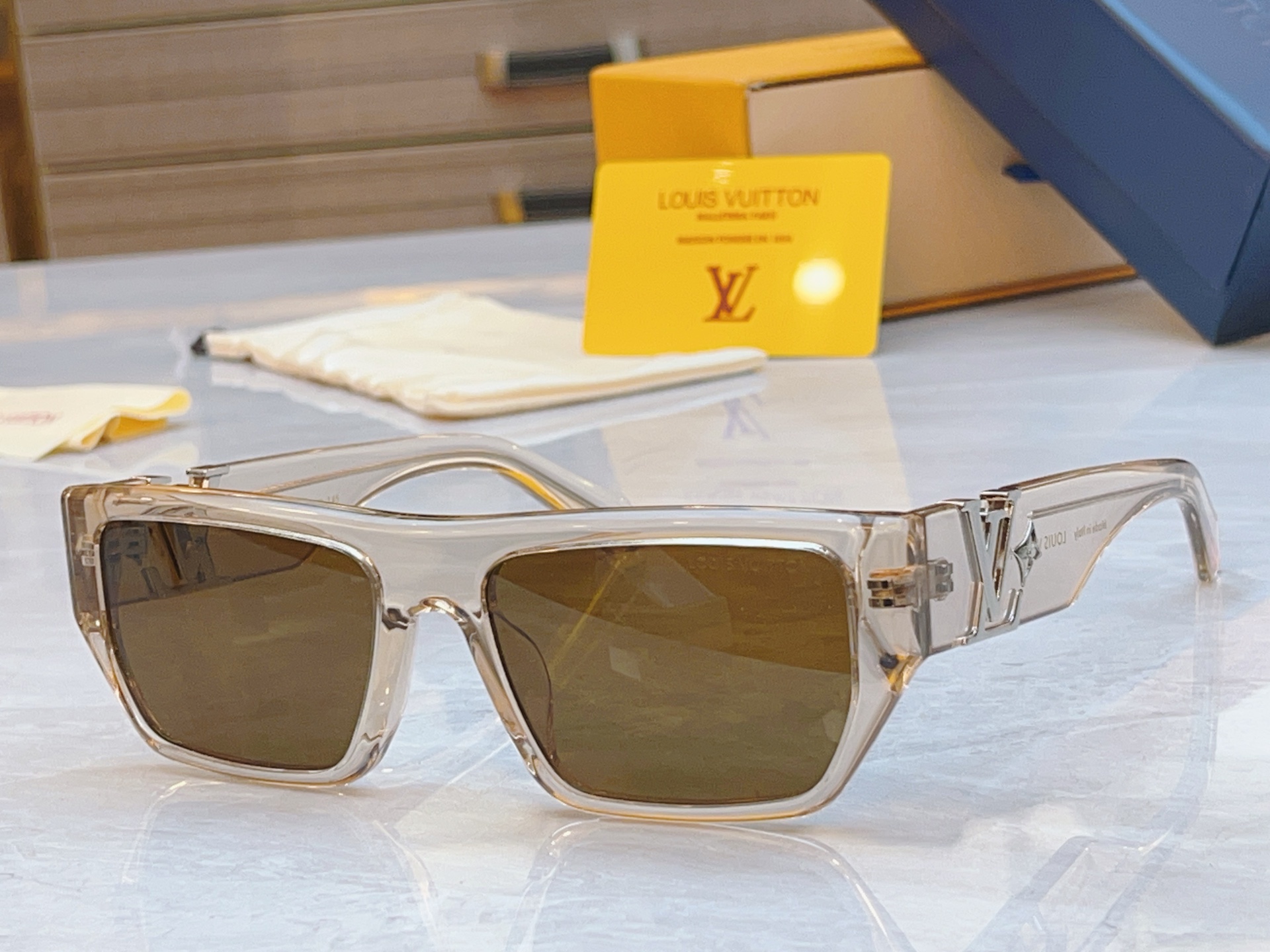 ，【LOUIS VUITTO*】路易*威登新款太阳镜，MODEL：Z2873U，SIZE：57口18-1