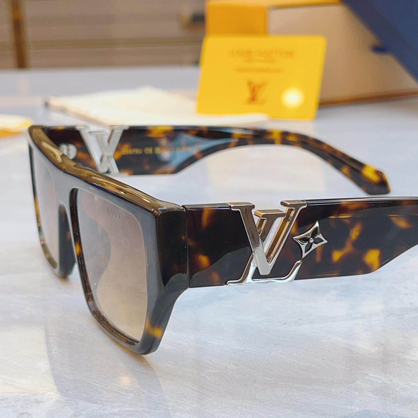 ，【LOUIS VUITTO*】路易*威登新款太阳镜，MODEL：Z2873U，SIZE：57口18-1