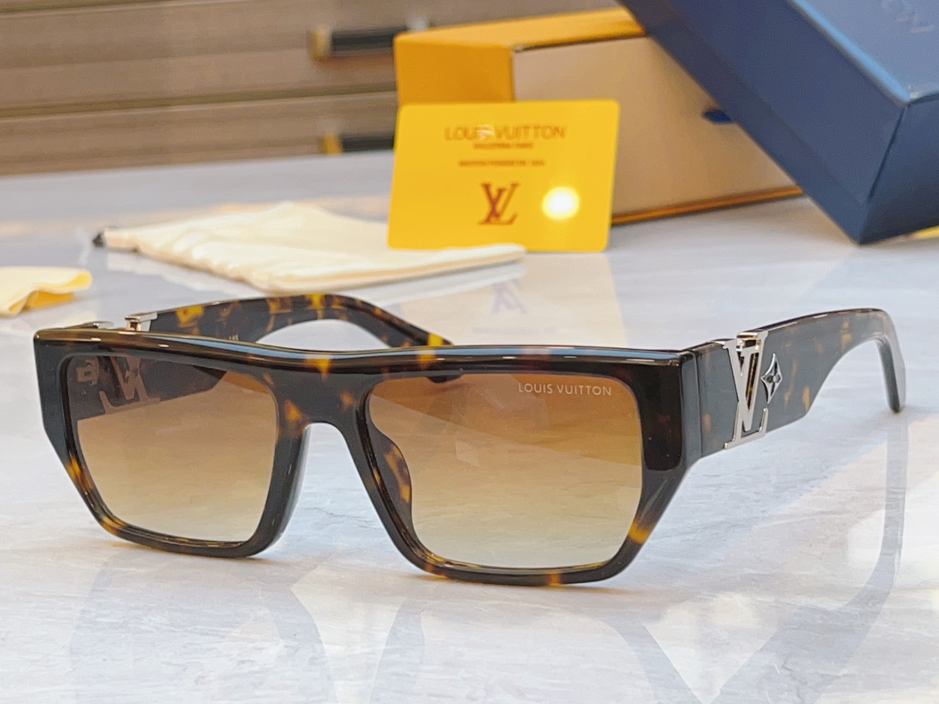 ，【LOUIS VUITTO*】路易*威登新款太阳镜，MODEL：Z2873U，SIZE：57口18-1