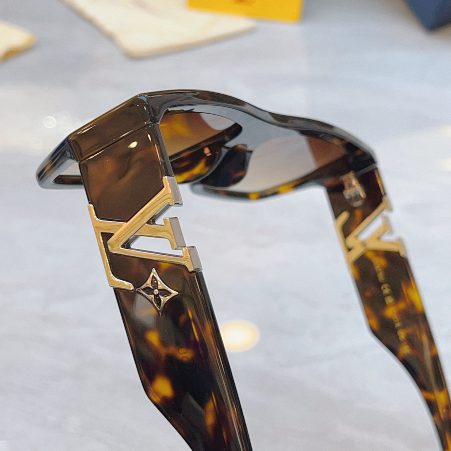 ，【LOUIS VUITTO*】路易*威登新款太阳镜，MODEL：Z2873U，SIZE：57口18-1