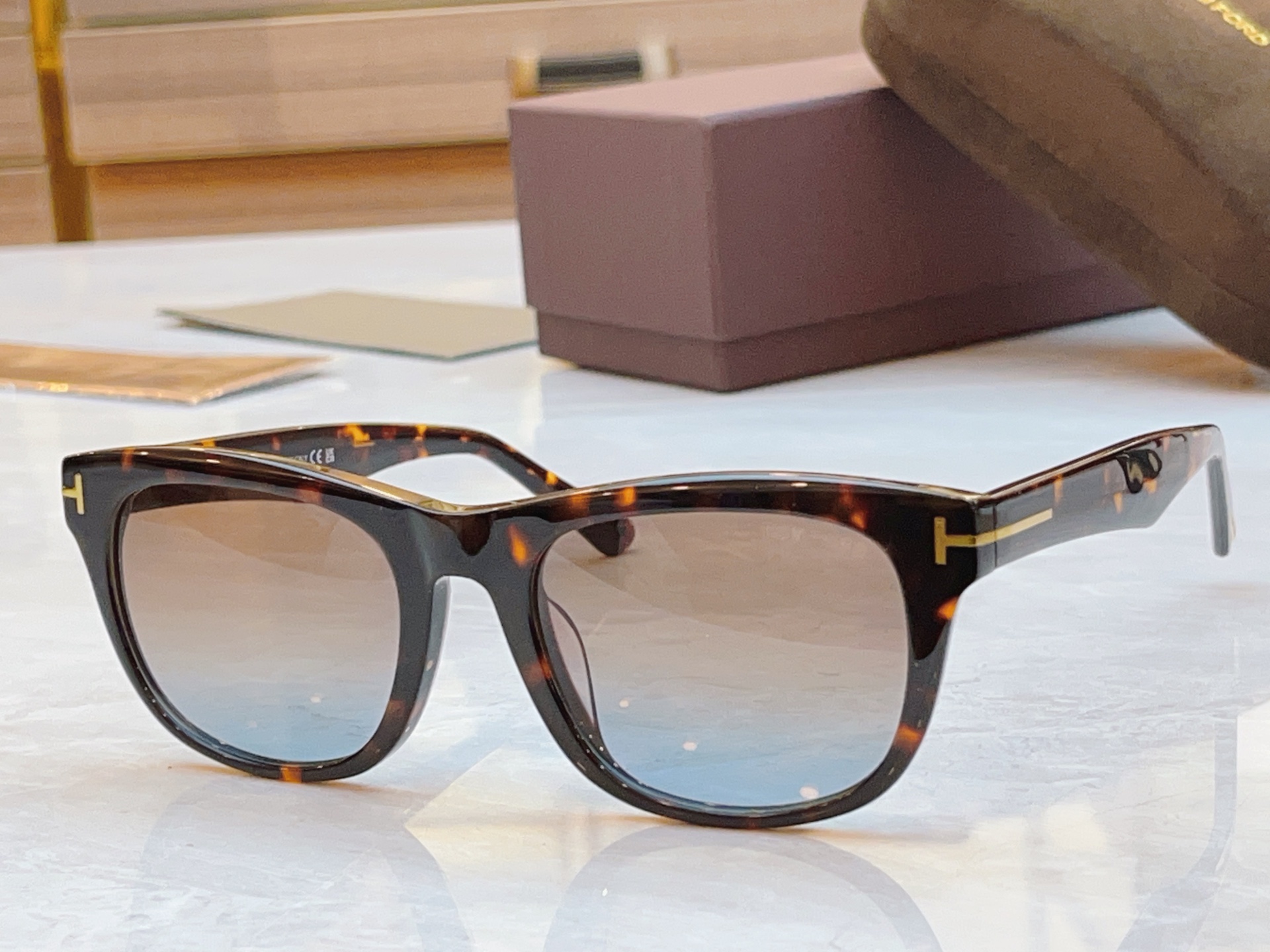 ，【TOM FOR*】汤姆*福特新款太阳镜🕶️，MODEL：FT1076，SIZE：54口22-145