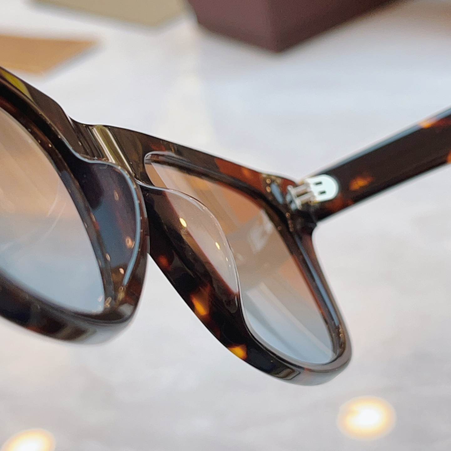 ，【TOM FOR*】汤姆*福特新款太阳镜🕶️，MODEL：FT1076，SIZE：54口22-145