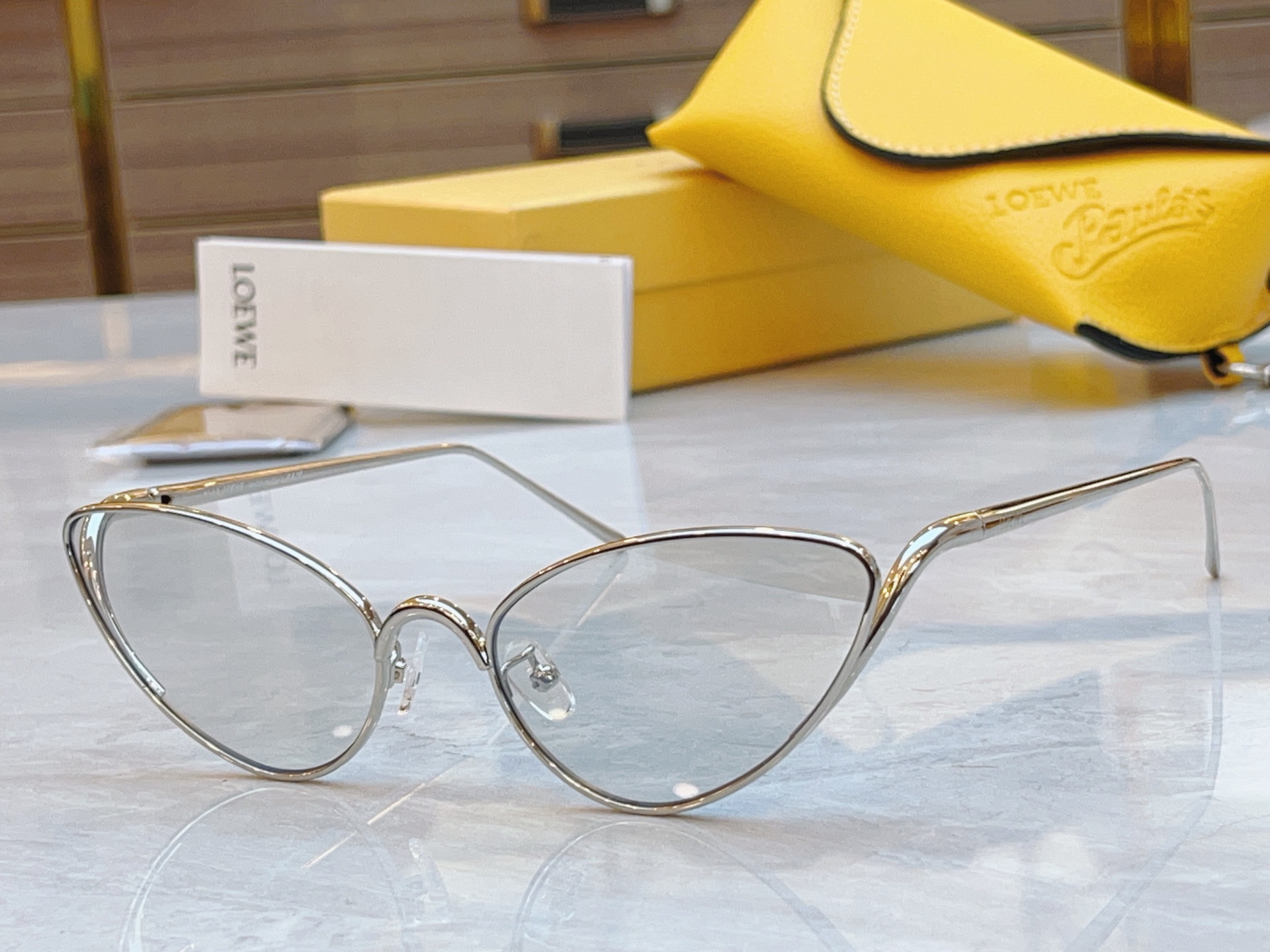 ，【LOEW*】罗意*威新款太阳镜，
MODEL：LW40181U，SIZE：58口19-140