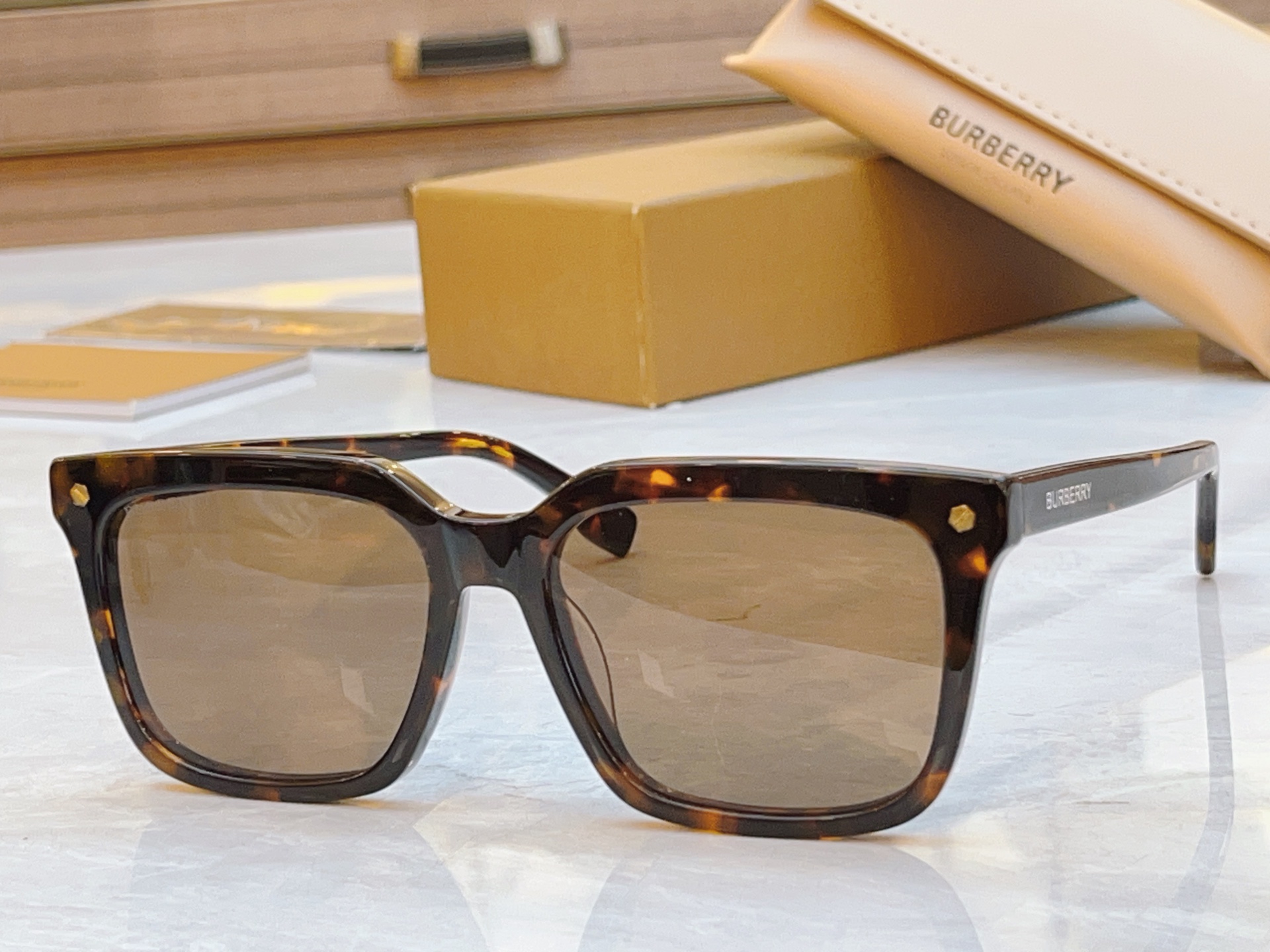 ，【BURBERR*】巴宝*莉新款光学架。MODEL：BE4337，SIZE：56口19-145
