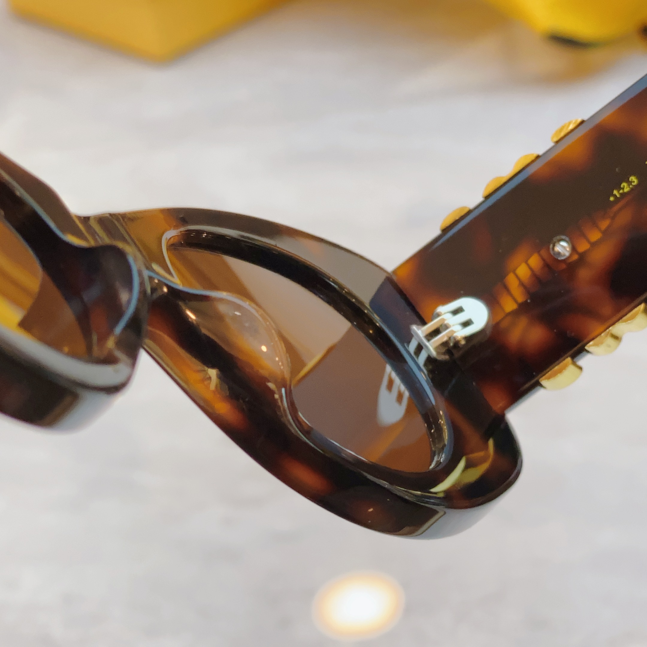 ，【LOEW*】罗意*威新款太阳镜，
MODEL：LW40174U，SIZE：49口21-145