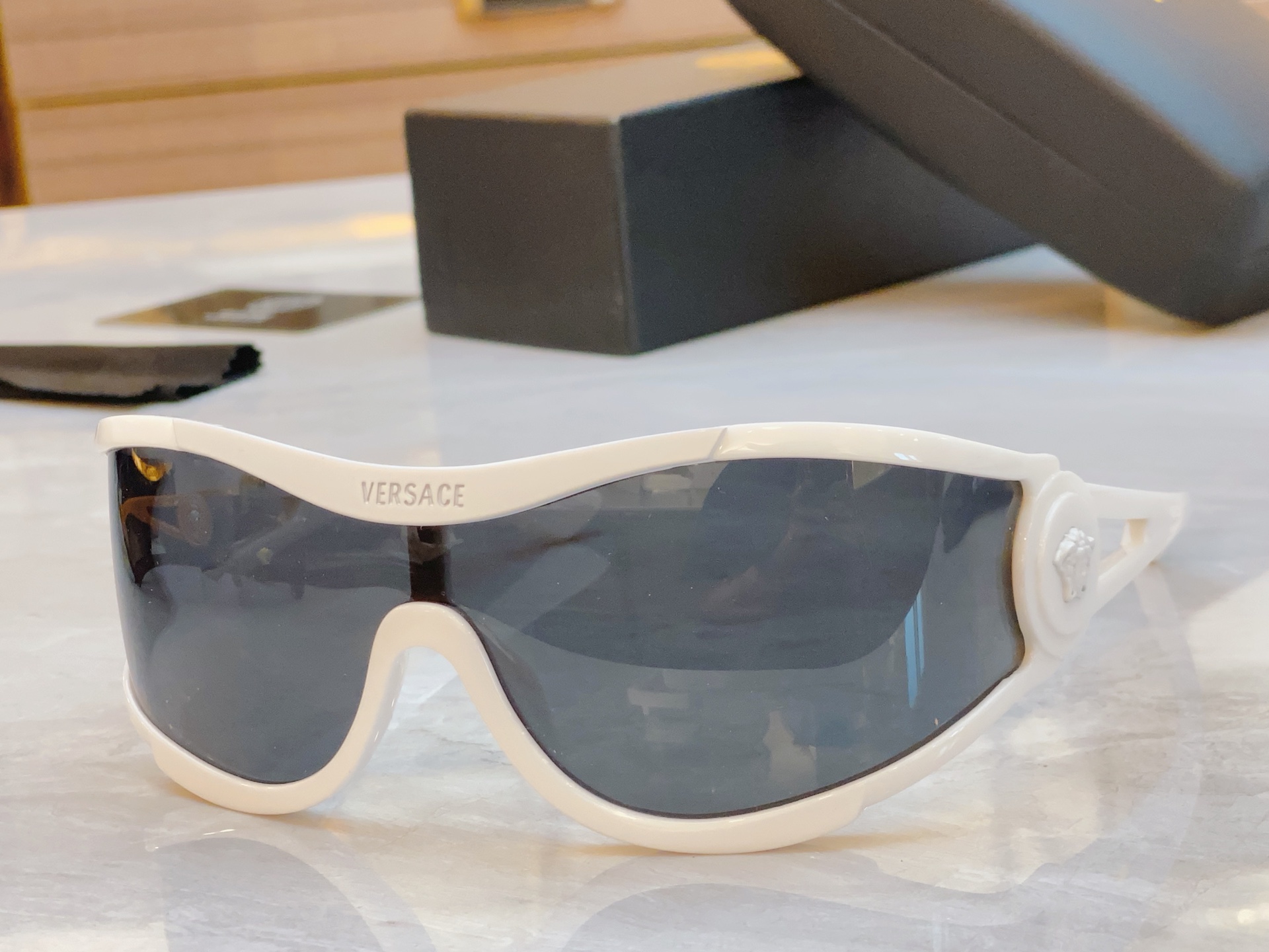 ，【VERSAC*】范思*哲新款太阳镜，
MODEL：VS4475，SIZE：42口0-105