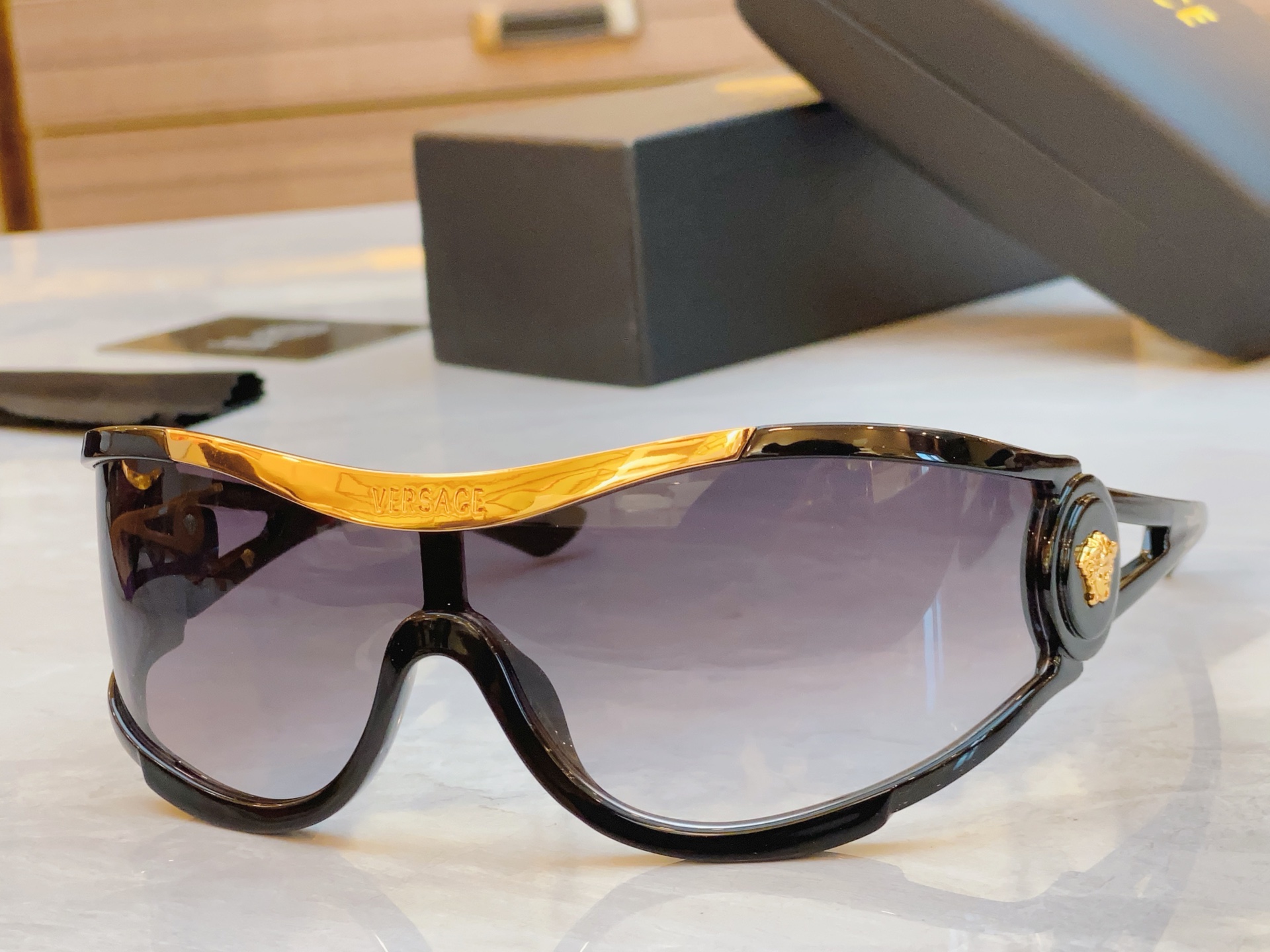 ，【VERSAC*】范思*哲新款太阳镜，
MODEL：VS4475，SIZE：42口0-105