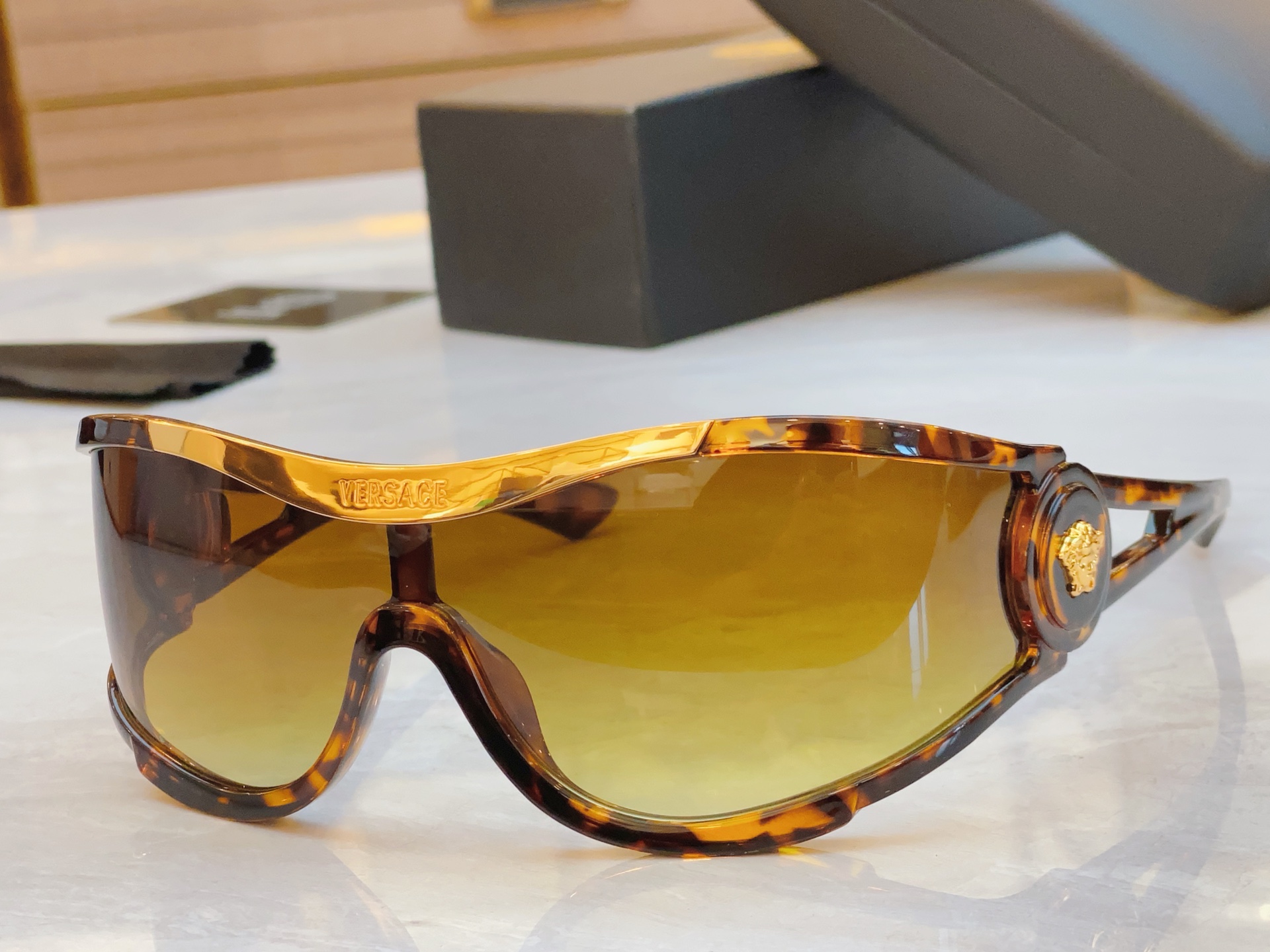 ，【VERSAC*】范思*哲新款太阳镜，
MODEL：VS4475，SIZE：42口0-105