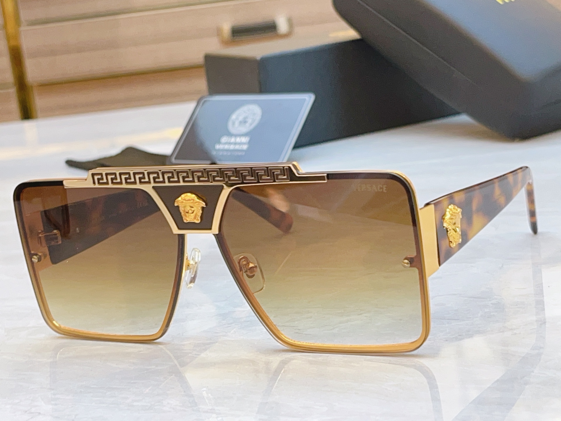 ，【VERSAC*】范思*哲新款太阳镜，
MODEL：VE5722，SIZE：62口16-145