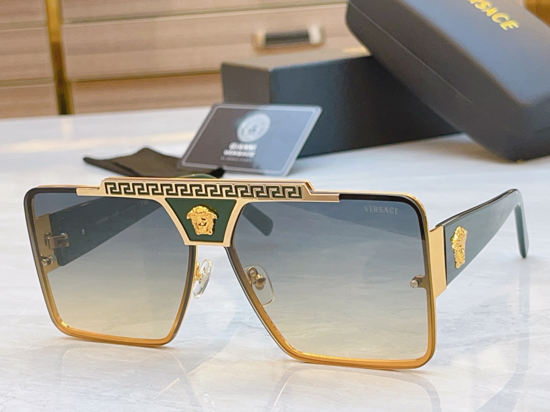 ，【VERSAC*】范思*哲新款太阳镜，
MODEL：VE5722，SIZE：62口16-145