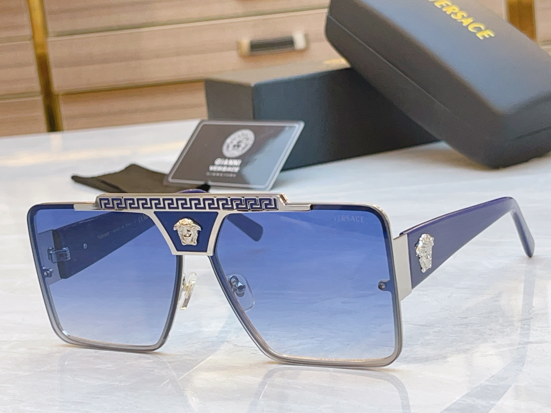 ，【VERSAC*】范思*哲新款太阳镜，
MODEL：VE5722，SIZE：62口16-145