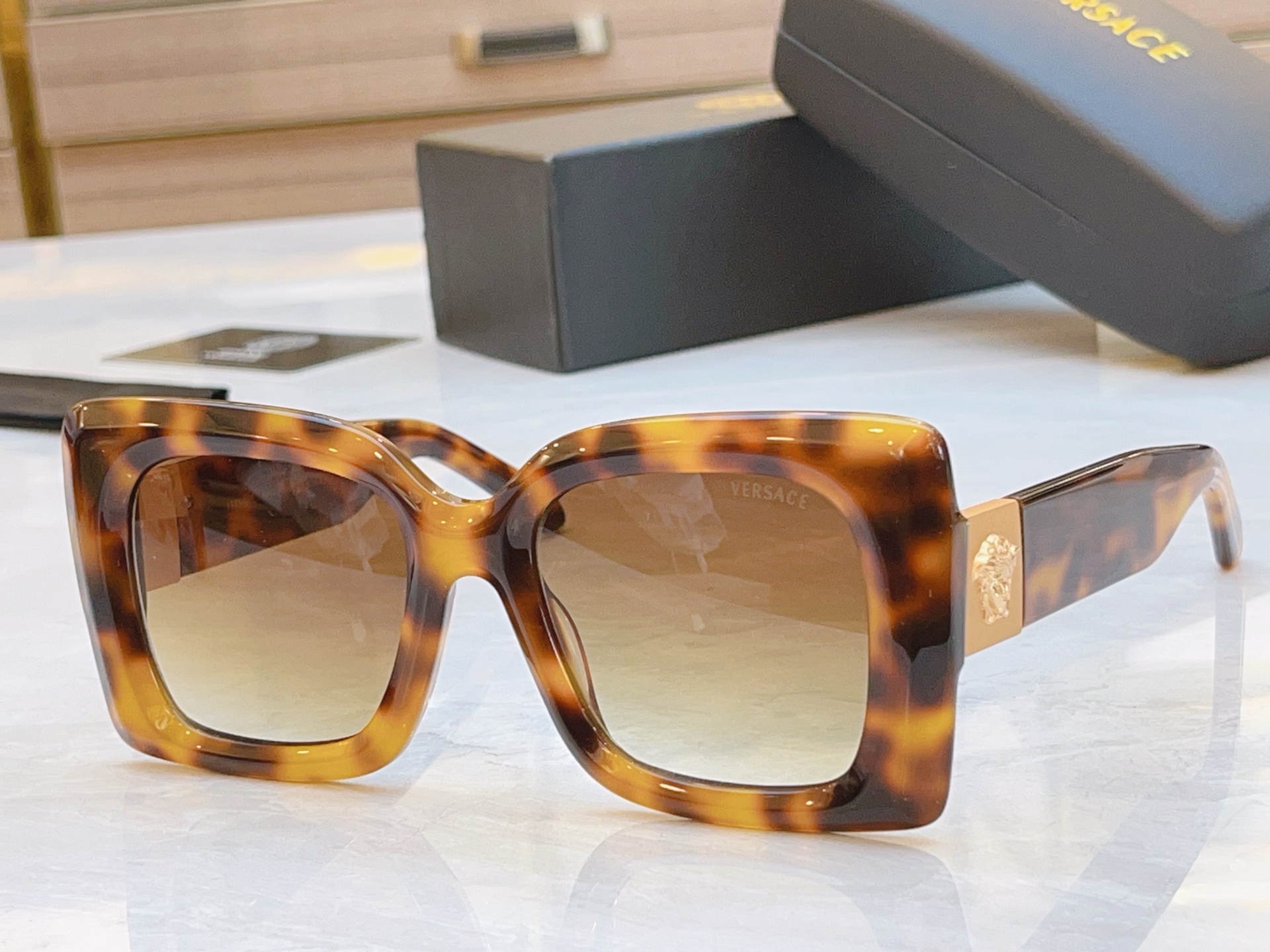 ，【VERSAC*】范思*哲新款太阳镜，
MODEL：VE4467，SIZE：54口21-145