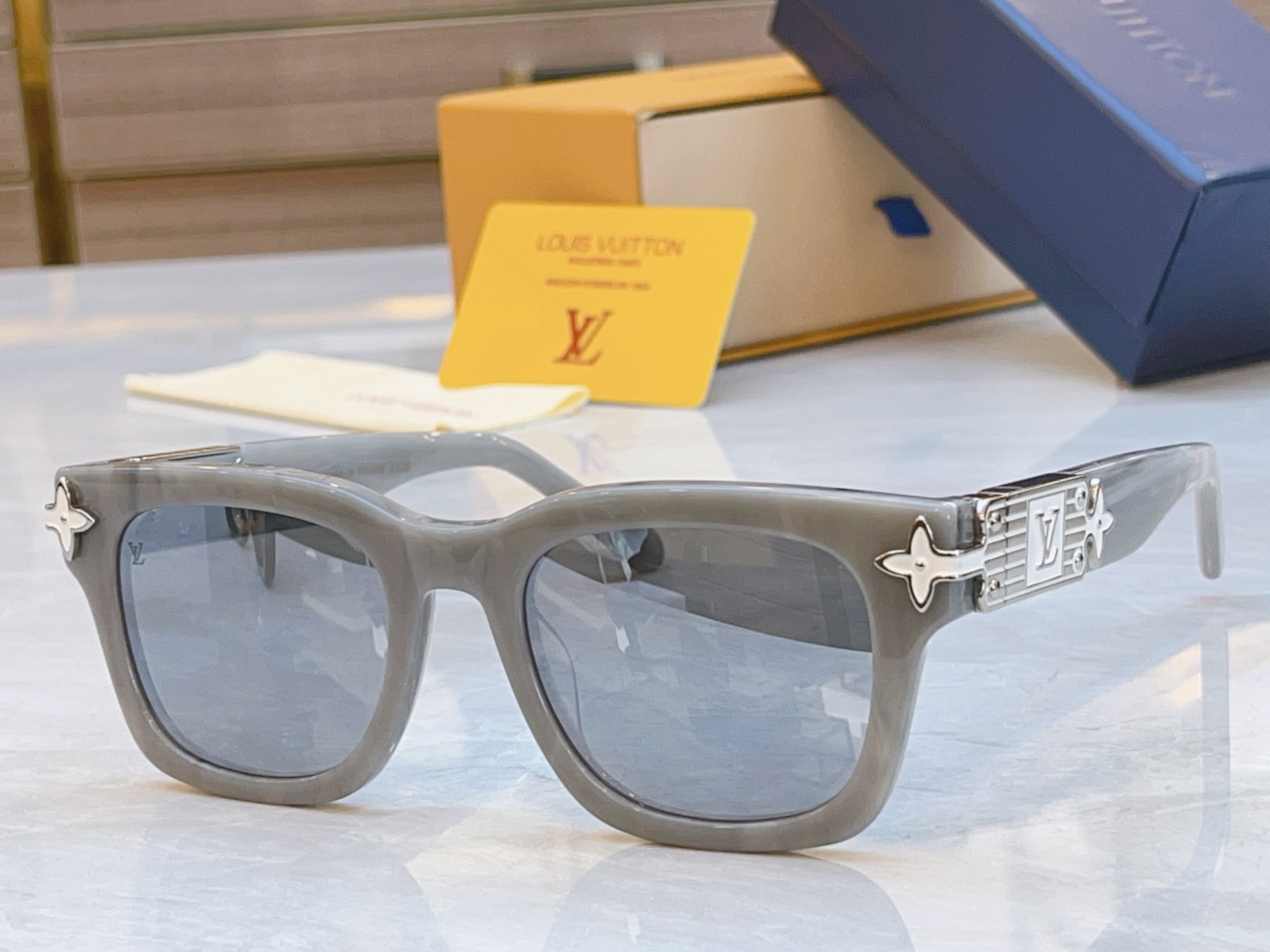 ，【LOUIS VUITTO*】路易*威登新款太阳镜，MODEL：Z2013U，SIZE：52口21-1